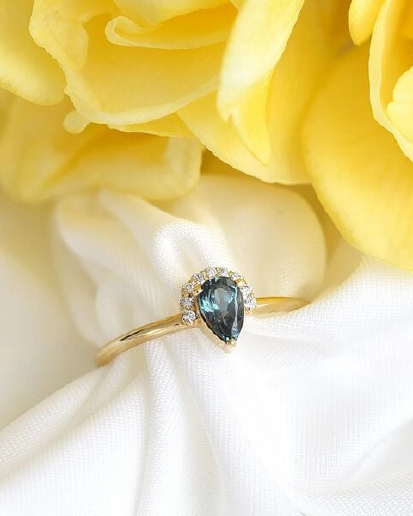 Eppi Goldener Ring mit Alexandrit und Diamanten Pallavi – Ansicht 3