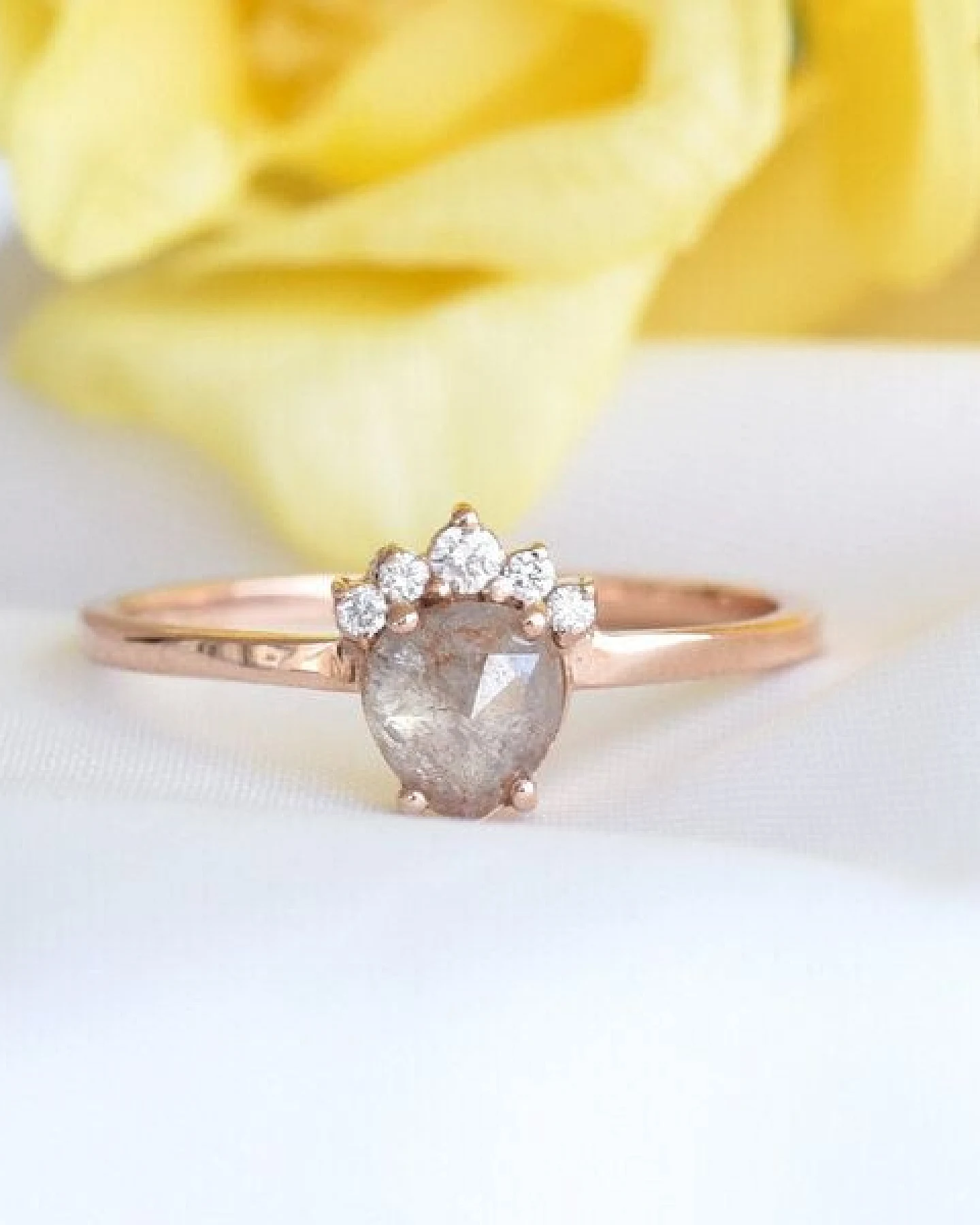 Eppi Perfekter Verlobungsring mit einem hellrosa Diamanten Zita – Ansicht 2