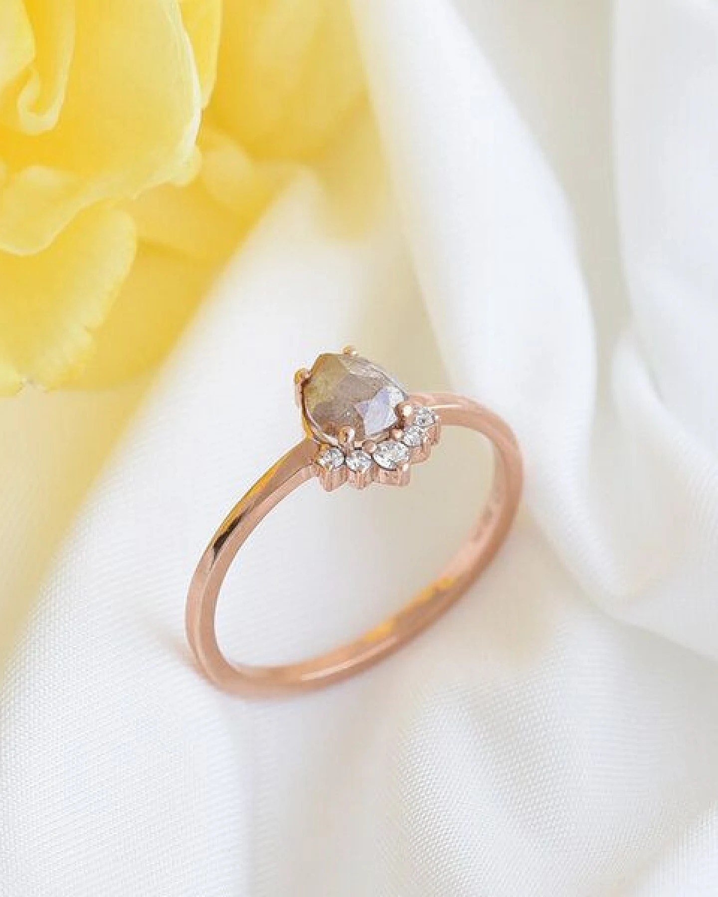 Eppi Perfekter Verlobungsring mit einem hellrosa Diamanten Zita – Ansicht 4