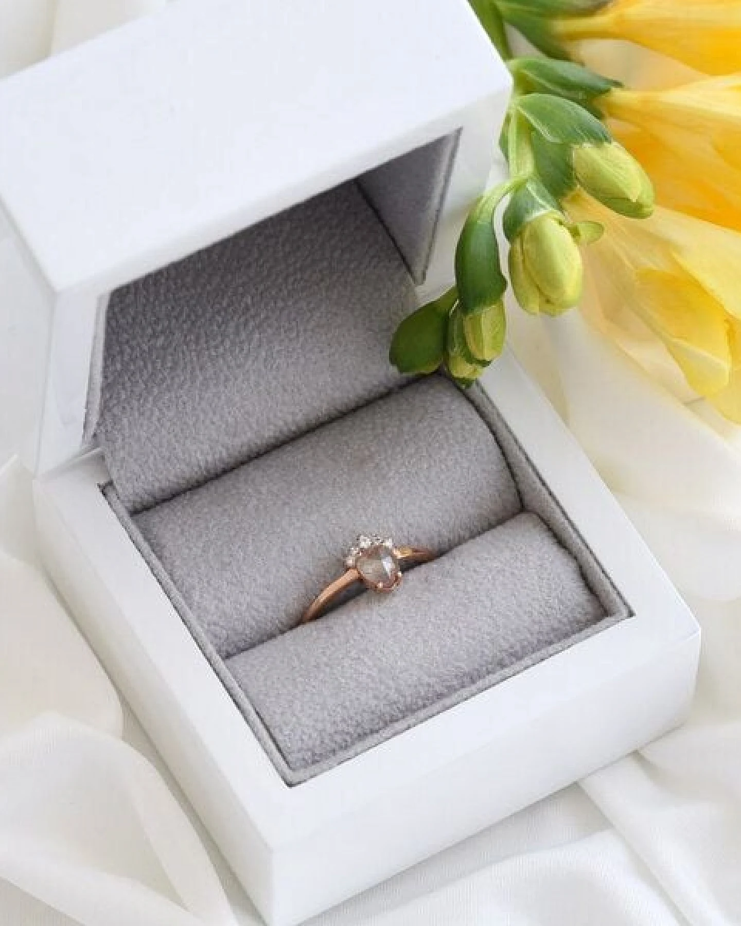 Eppi Perfekter Verlobungsring mit einem hellrosa Diamanten Zita – Ansicht 3