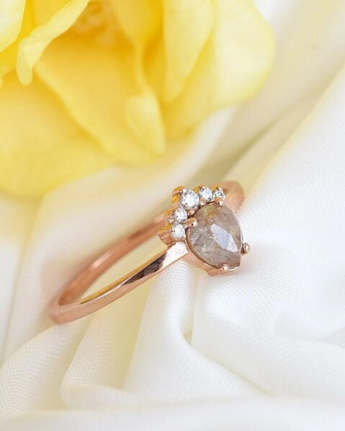 Eppi Perfekter Verlobungsring mit einem hellrosa Diamanten Zita – Ansicht 2