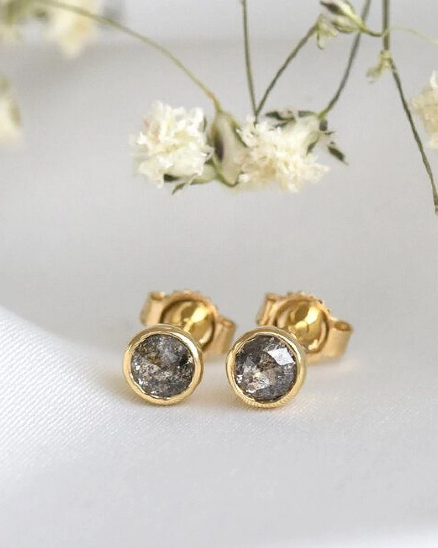 Eppi Goldene Ohrringe mit 0.52ct Salt'n'Pepper Diamanten Gledina – Ansicht 2