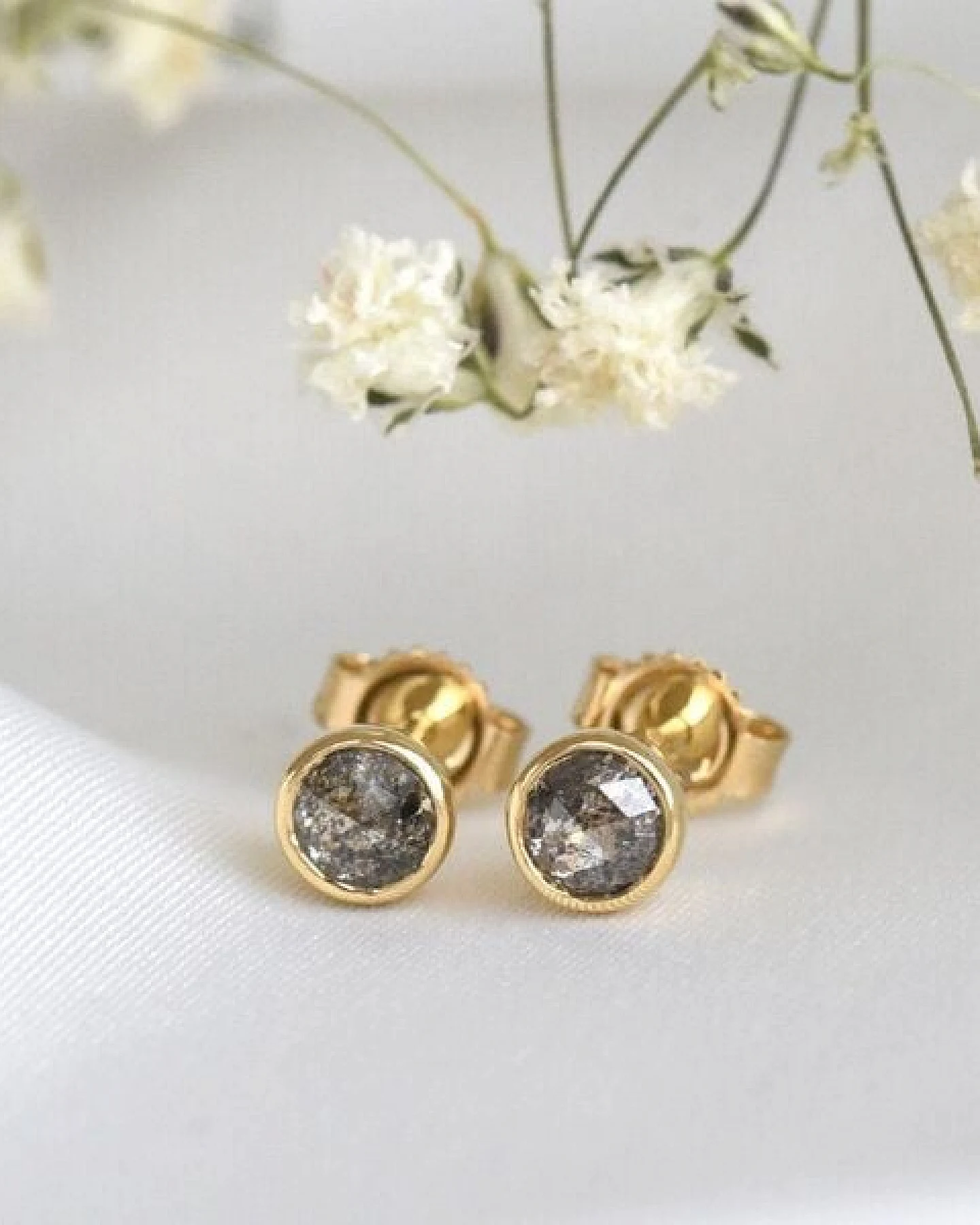 Eppi Goldene Ohrringe mit 0.52ct Salt'n'Pepper Diamanten Gledina – Ansicht 2