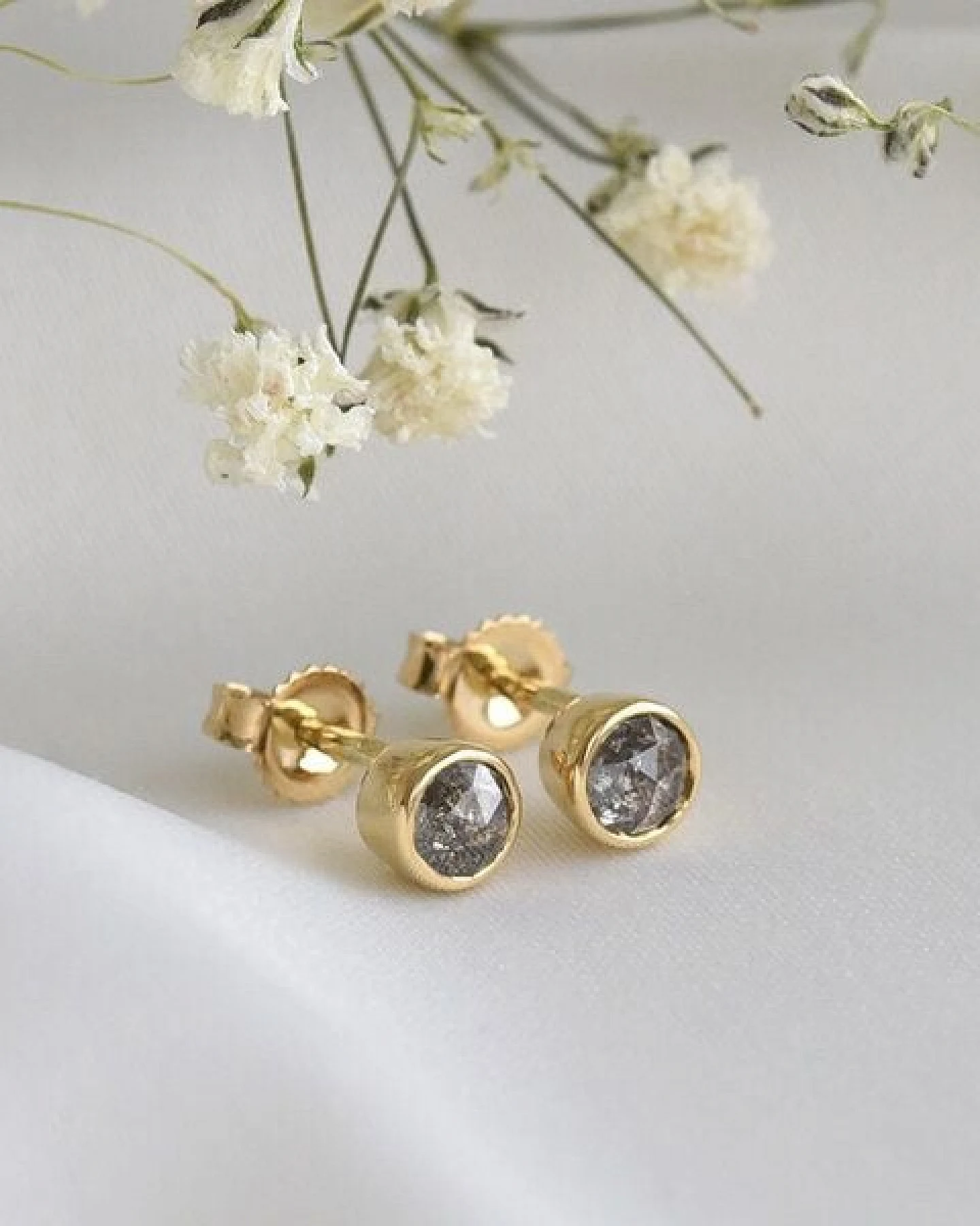Eppi Goldene Ohrringe mit 0.52ct Salt'n'Pepper Diamanten Gledina – Ansicht 3