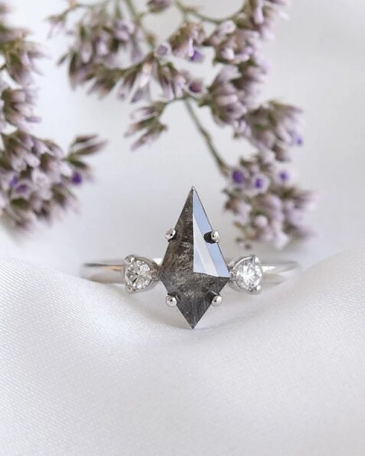 Eppi Goldener Ring mit Salt and Pepper Diamant in Kiteform Melitta