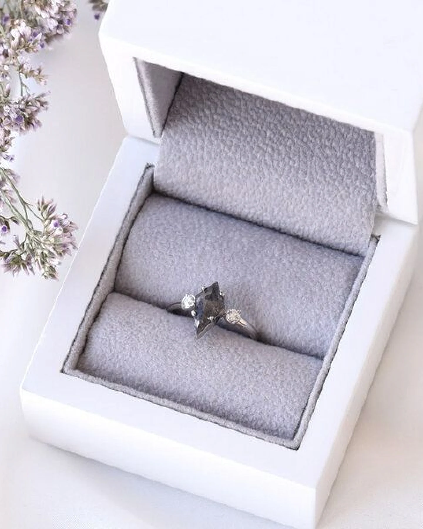 Eppi Goldener Ring mit Salt and Pepper Diamant in Kiteform Melitta – Ansicht 3