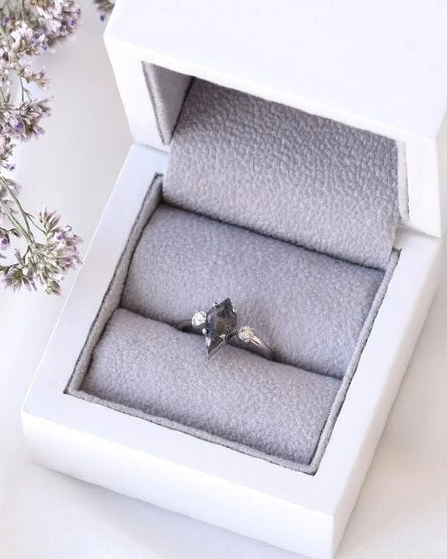 Eppi Goldener Ring mit Salt and Pepper Diamant in Kiteform Melitta – Ansicht 3