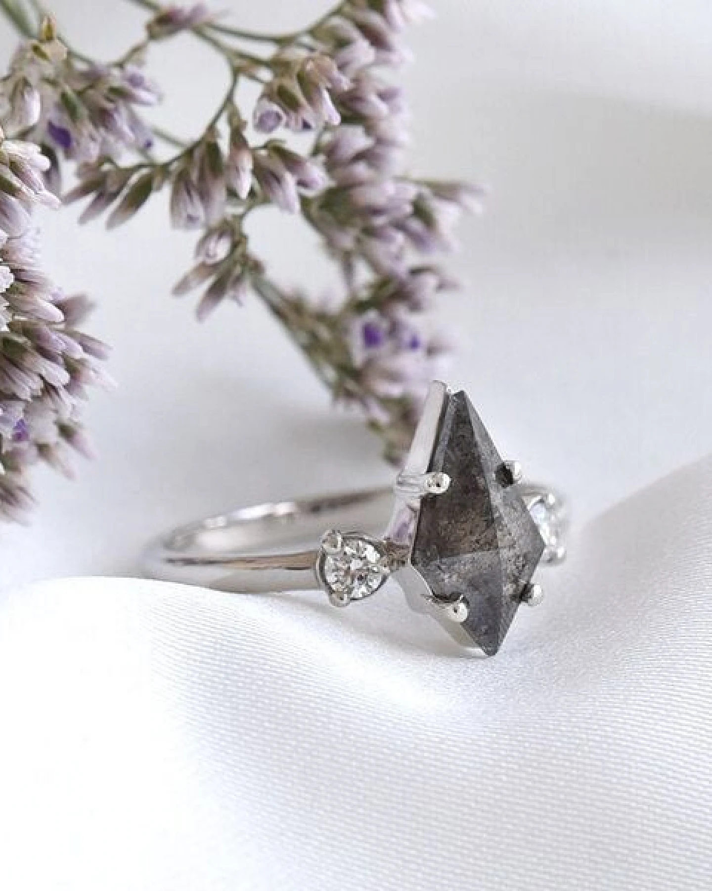 Eppi Goldener Ring mit Salt and Pepper Diamant in Kiteform Melitta – Ansicht 2