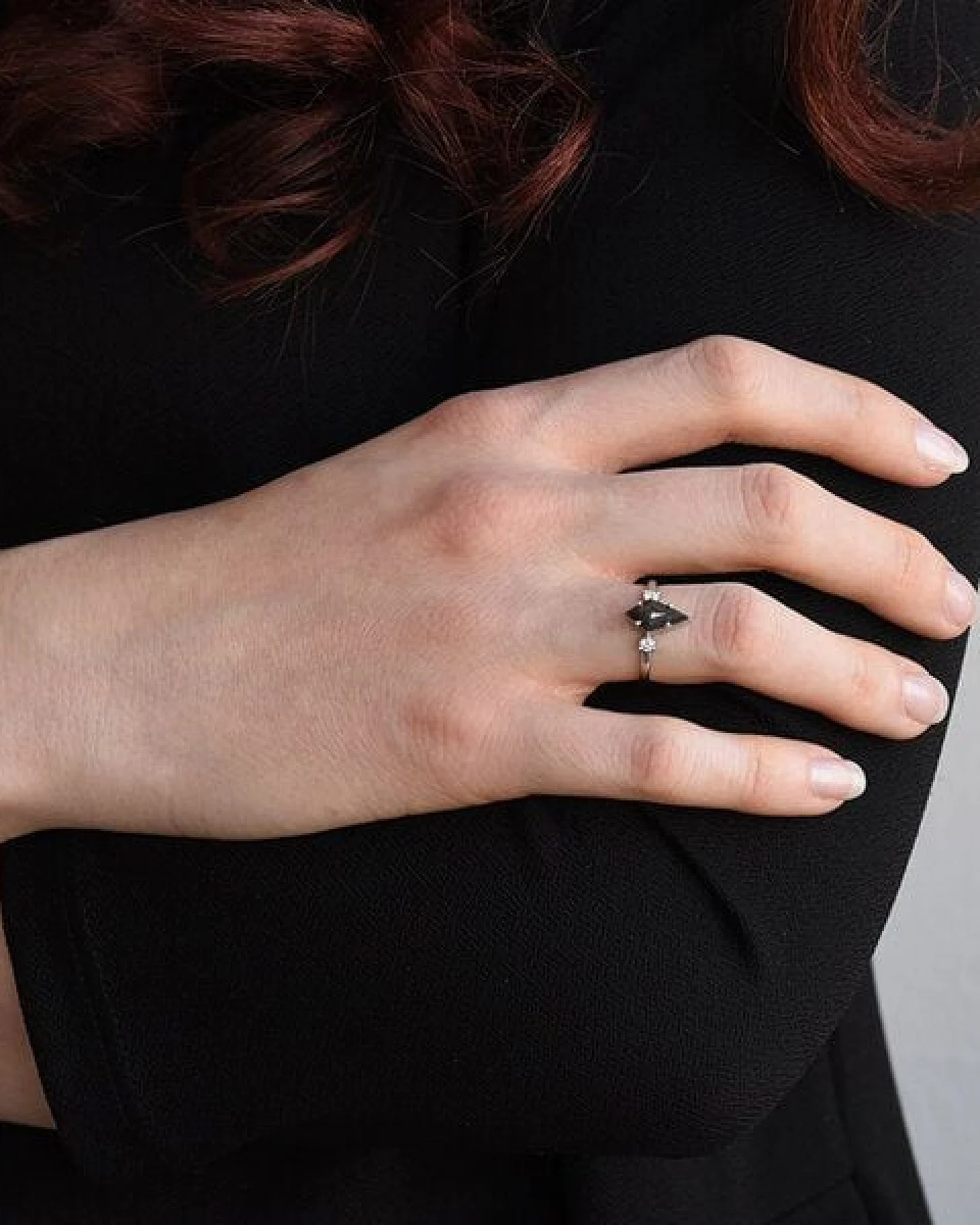 Eppi Goldener Ring mit Salt and Pepper Diamant in Kiteform Melitta – Ansicht 4