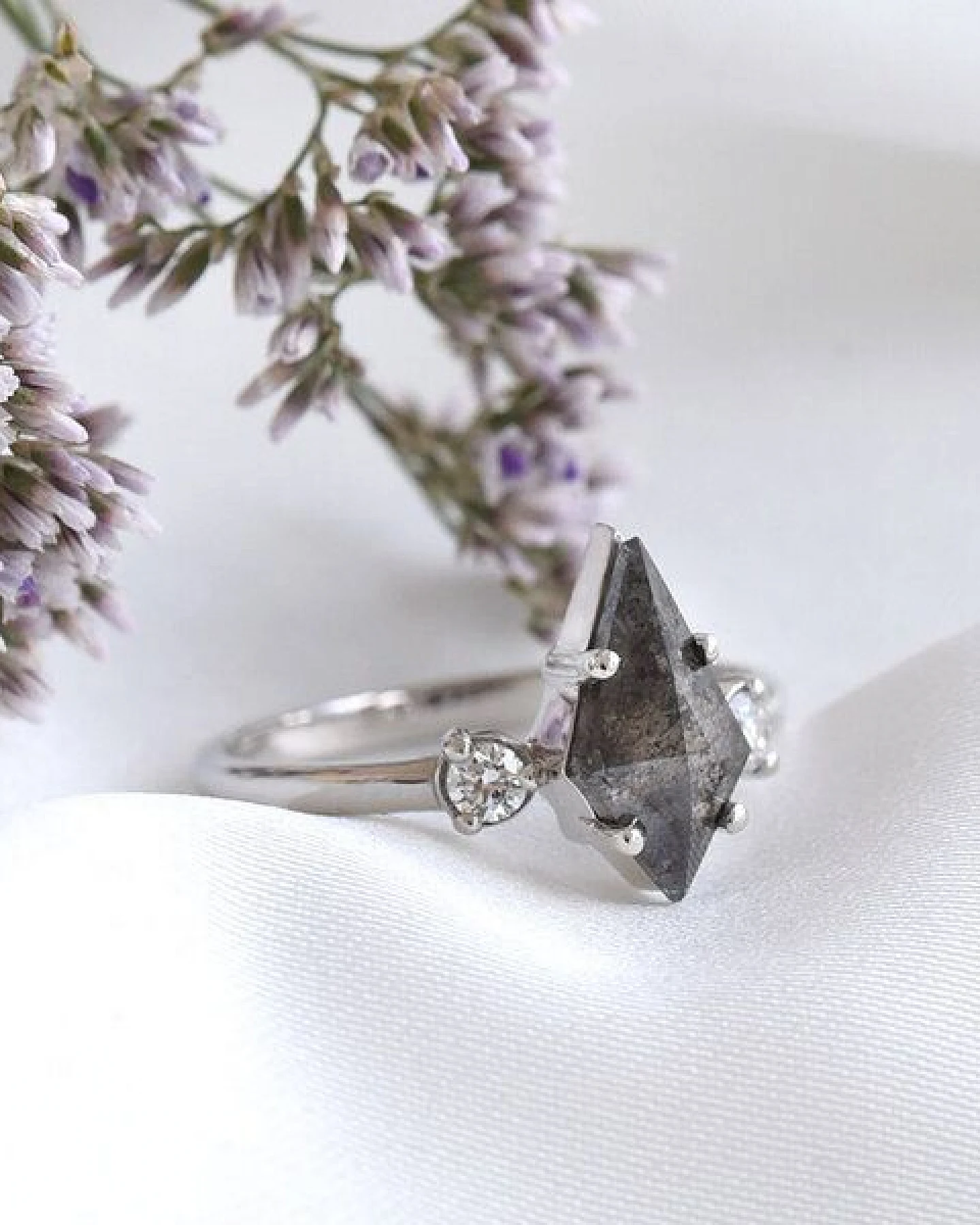 Eppi Goldener Ring mit Salt and Pepper Diamant in Kiteform Melitta – Ansicht 2