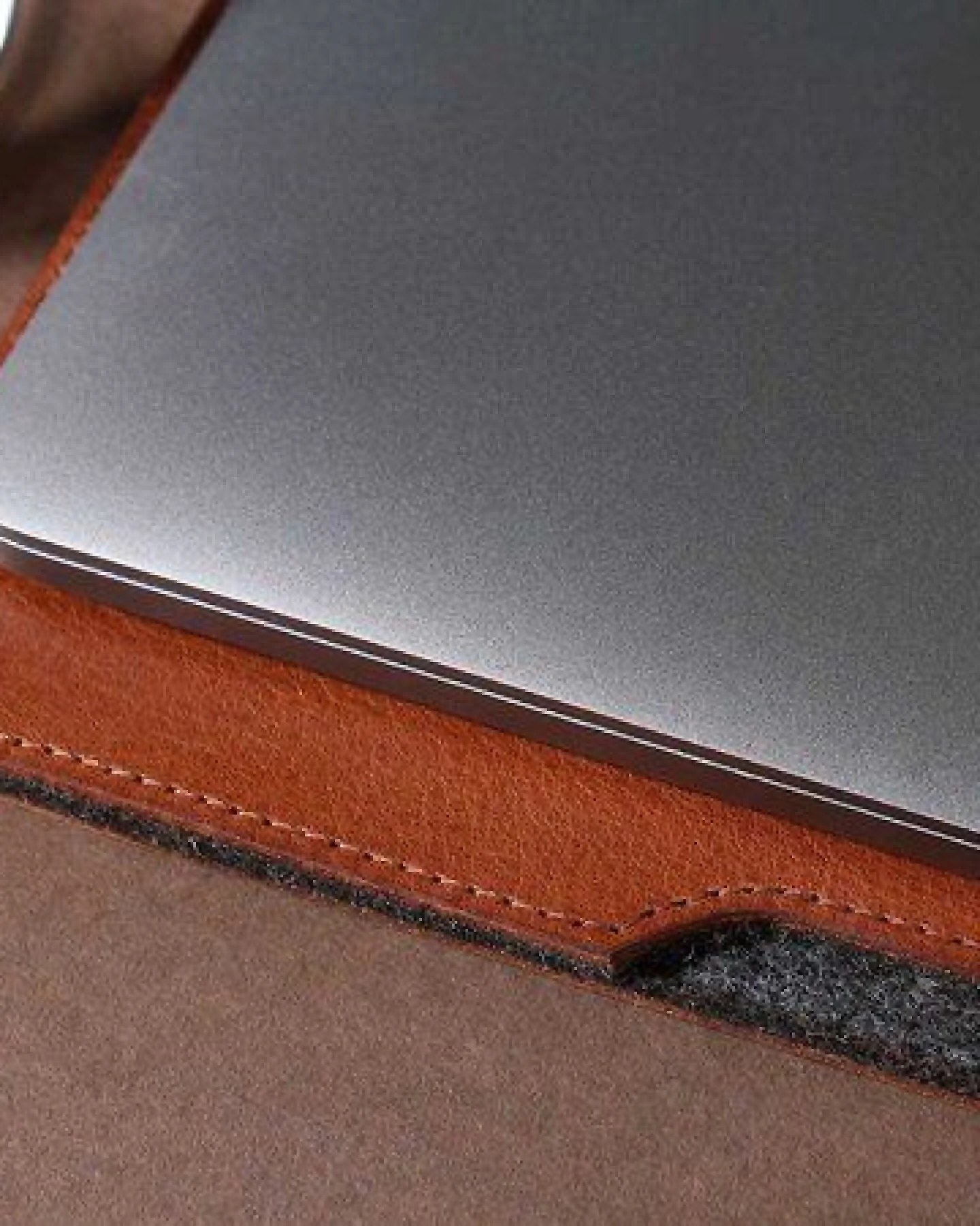 GOOD WILHELM Macbook Pro / Air Hülle Leder HENRY – Ansicht 2