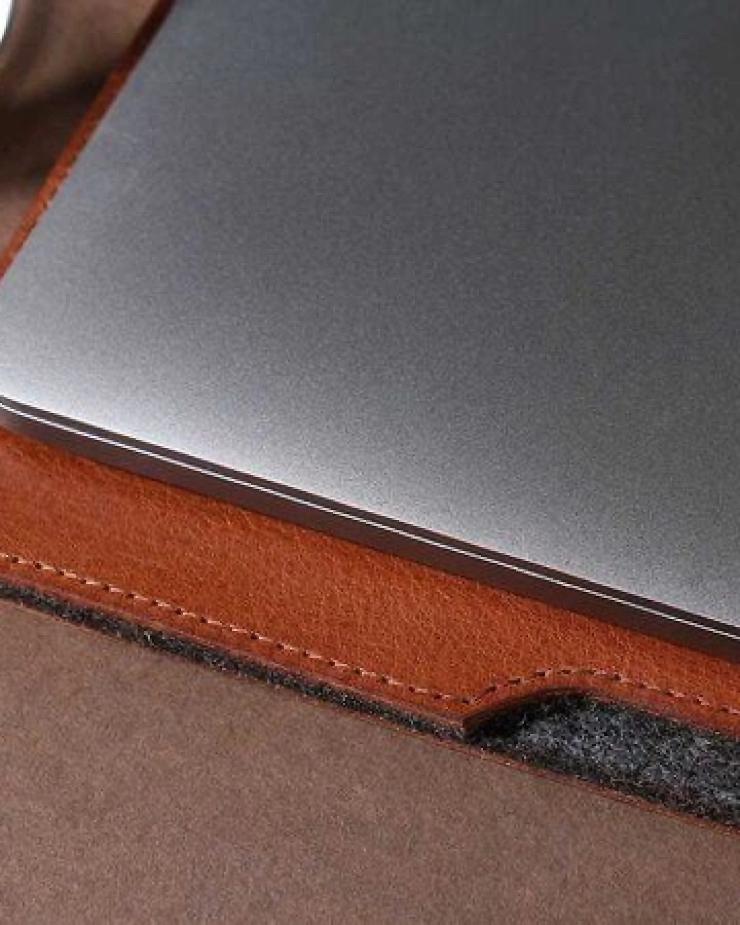 GOOD WILHELM Macbook Pro / Air Hülle Leder HENRY – Ansicht 2