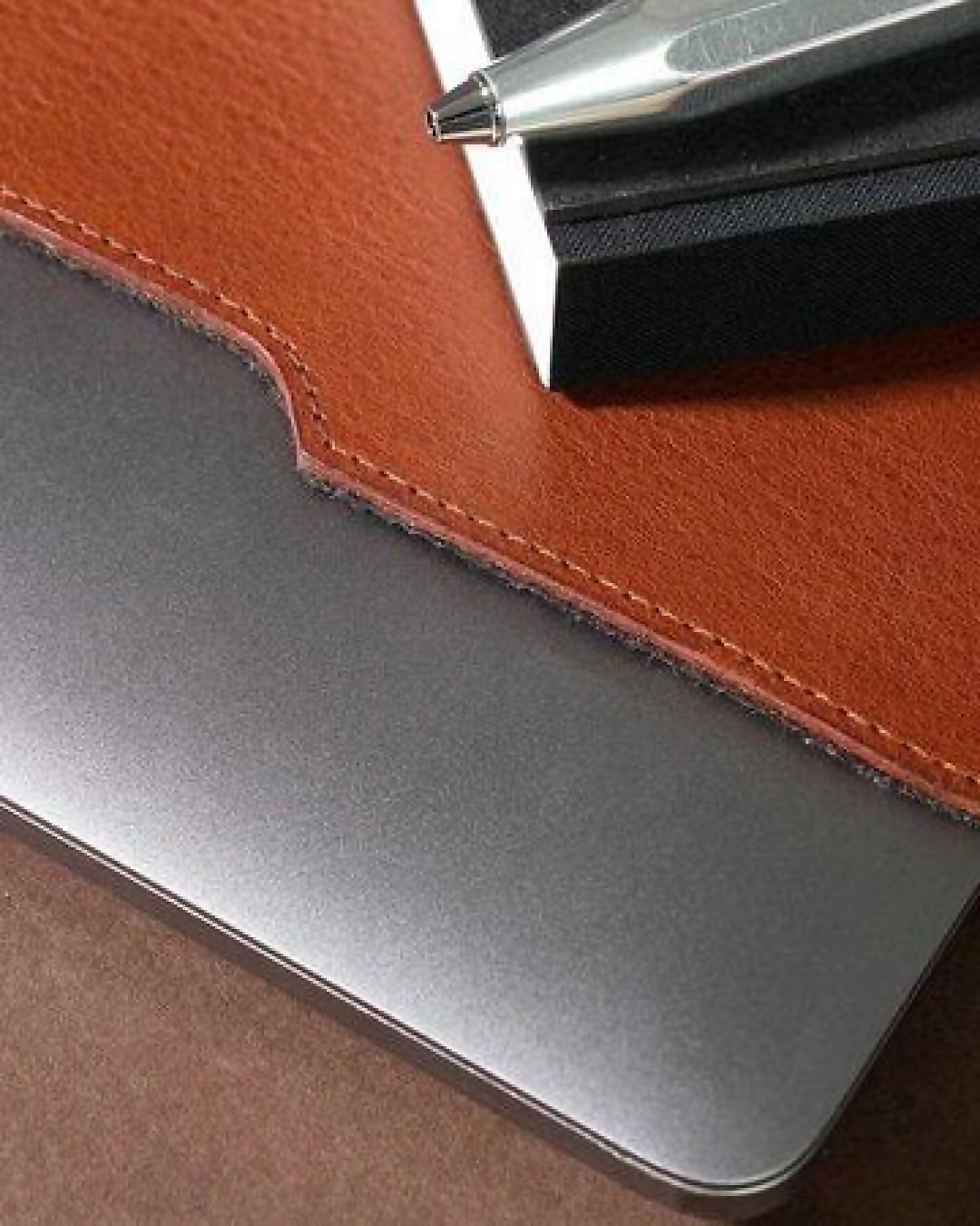 GOOD WILHELM Macbook Pro / Air Hülle Leder HENRY – Ansicht 3