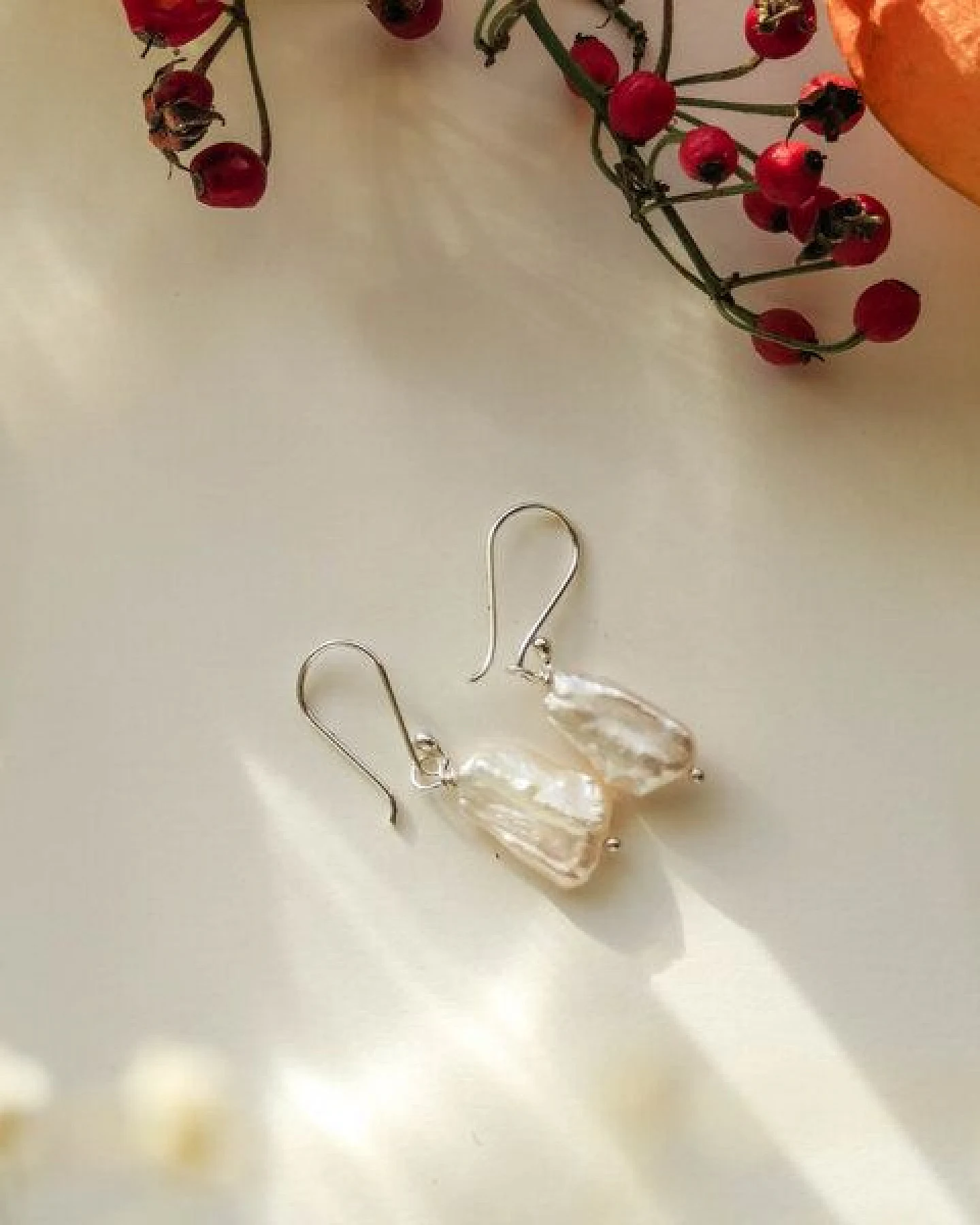 pakilia Silberohrhänger mit Süßwasser-Zuchtperle Fair-Trade und handmade – Ansicht 4