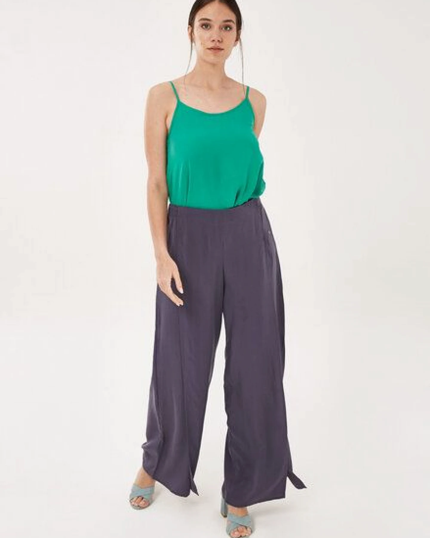 ORGANICATION Hose aus TENCEL Lyocell mit Schlitz – Ansicht 2