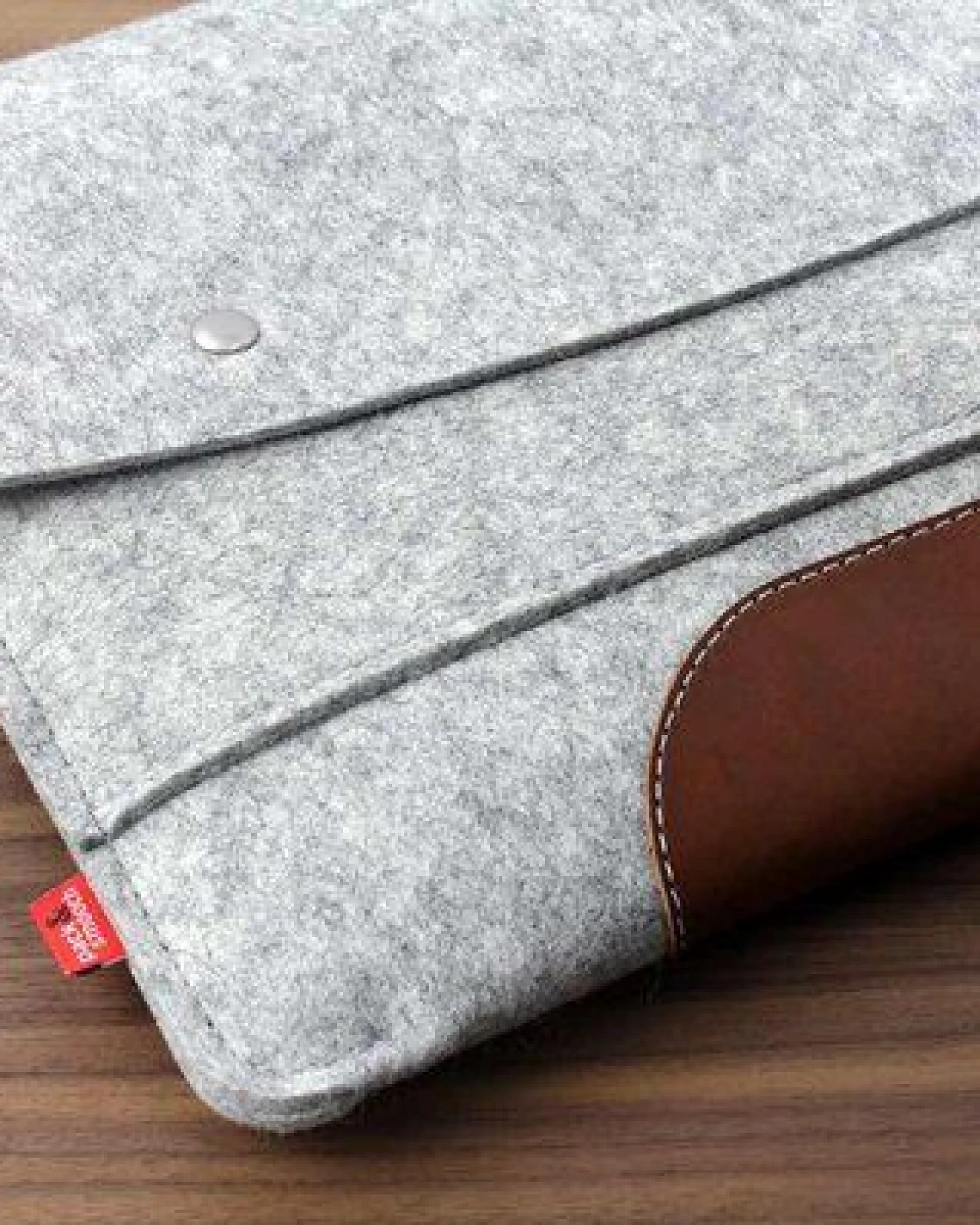 Pack & Smooch Macbook Pro 14" Hülle Hampshire aus Leder und 100% Wollfilz (Mulesing-frei) – Ansicht 2