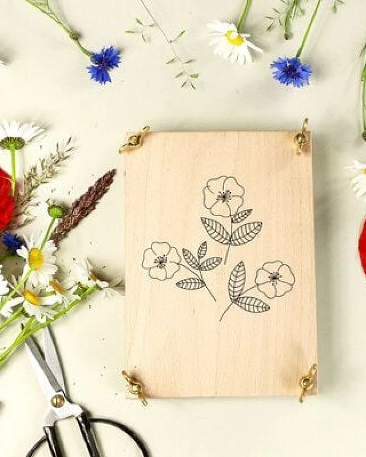 STUDIO KARAMELO BLUMENPRESSE aus Buchenholz HECKENROSE