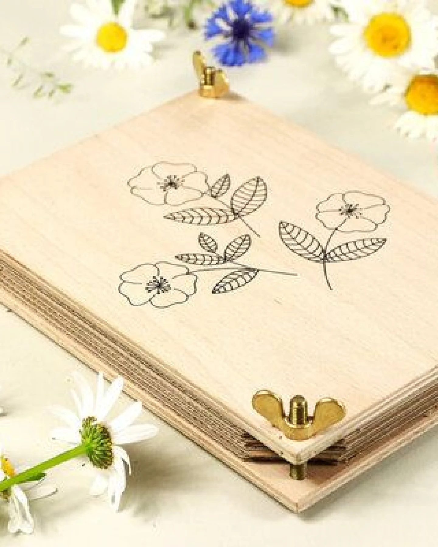 STUDIO KARAMELO BLUMENPRESSE aus Buchenholz HECKENROSE – Ansicht 2