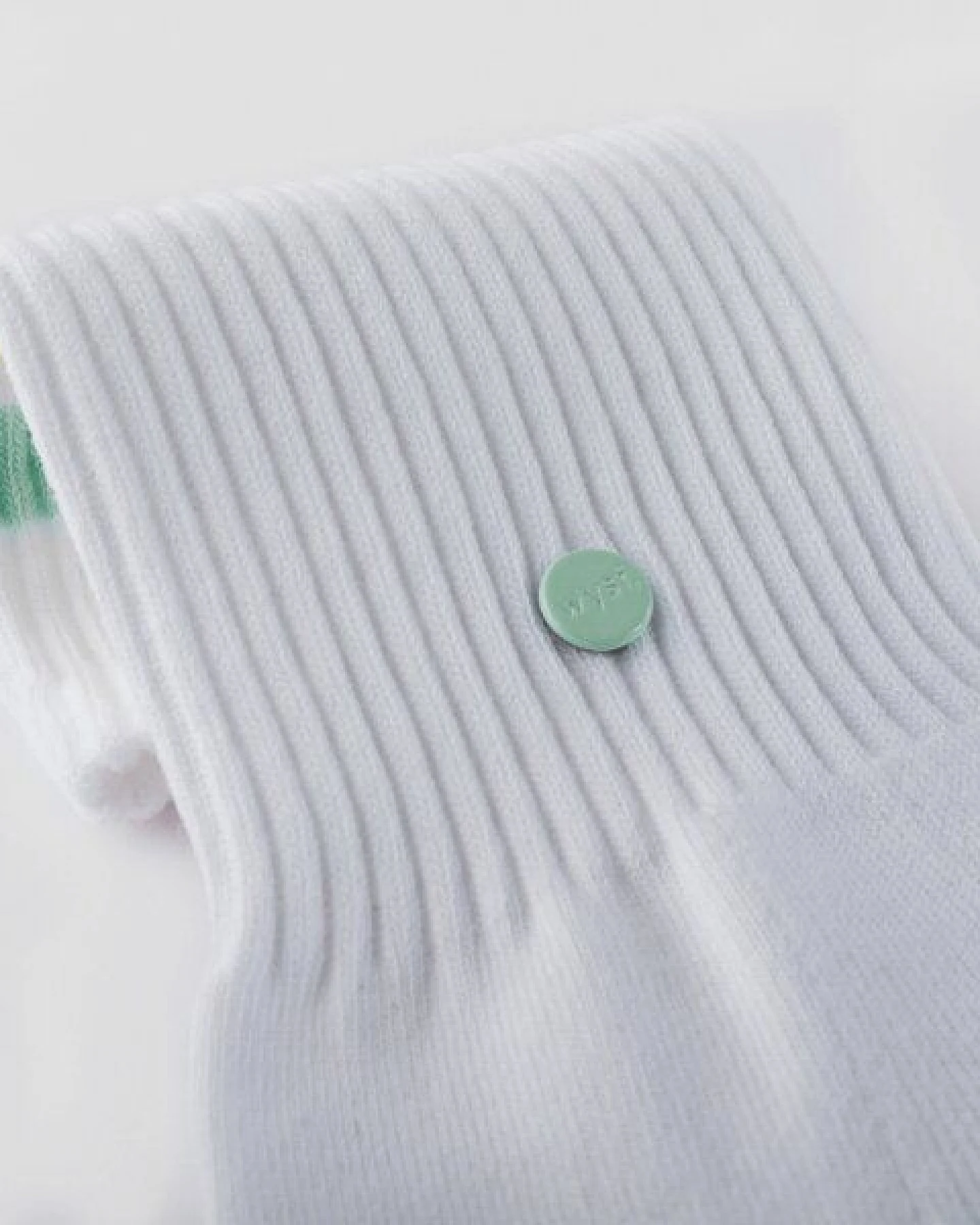 wysf. | what you stand for. Premium Retro Tennissocken weiß mit Knopf, Bio-Baumwoll-Mix (Sportsocken) – Ansicht 3