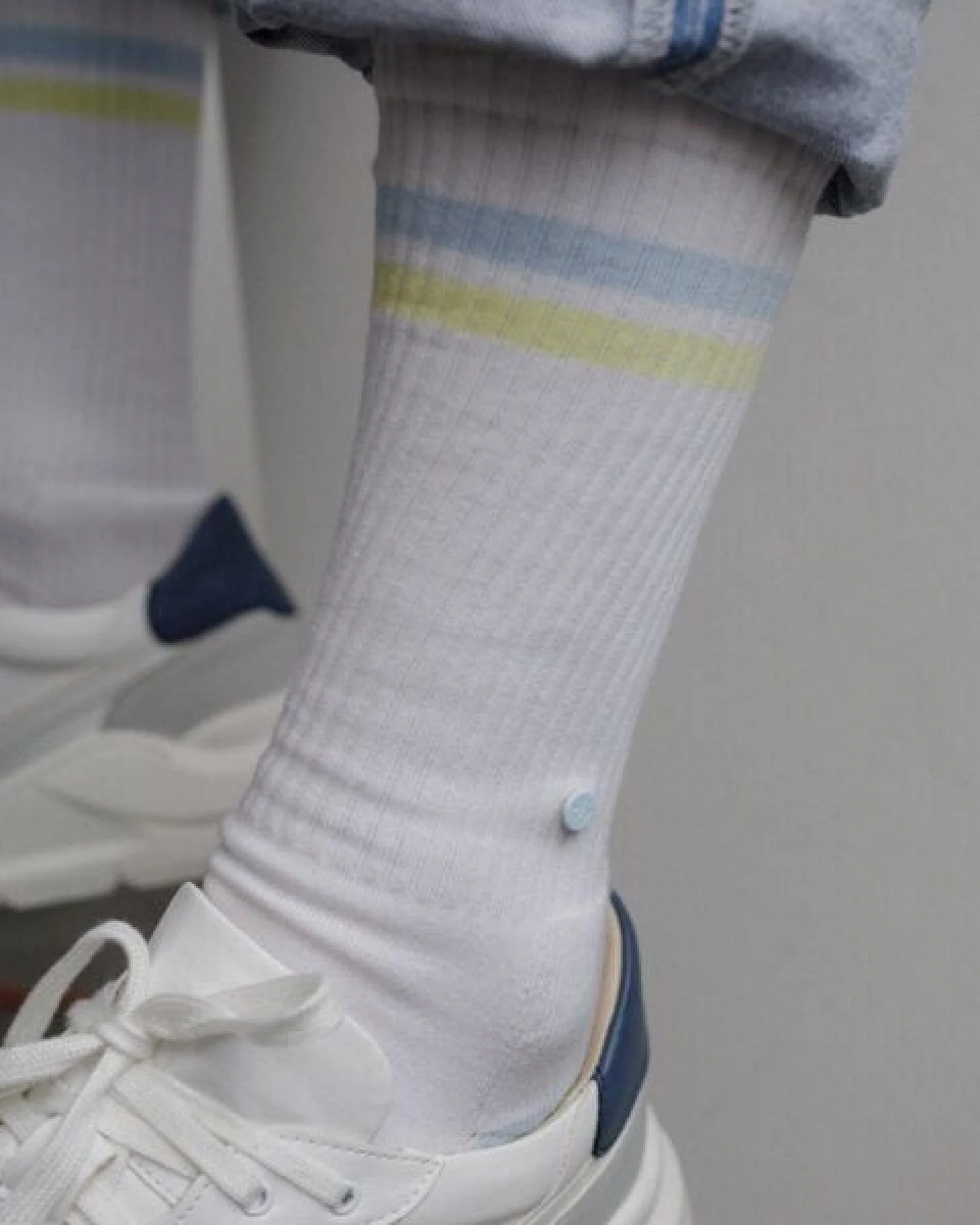 wysf. | what you stand for. Premium Retro Tennissocken weiß mit Knopf, Bio-Baumwoll-Mix (Sportsocken) – Ansicht 4