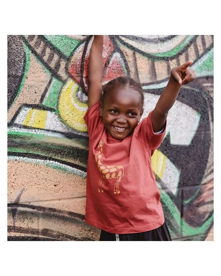 Kipepeo-Clothing Kinder T-Shirt aus Bio-Baumwolle GIRAFFE Marsala Rot. Made in Kenya
