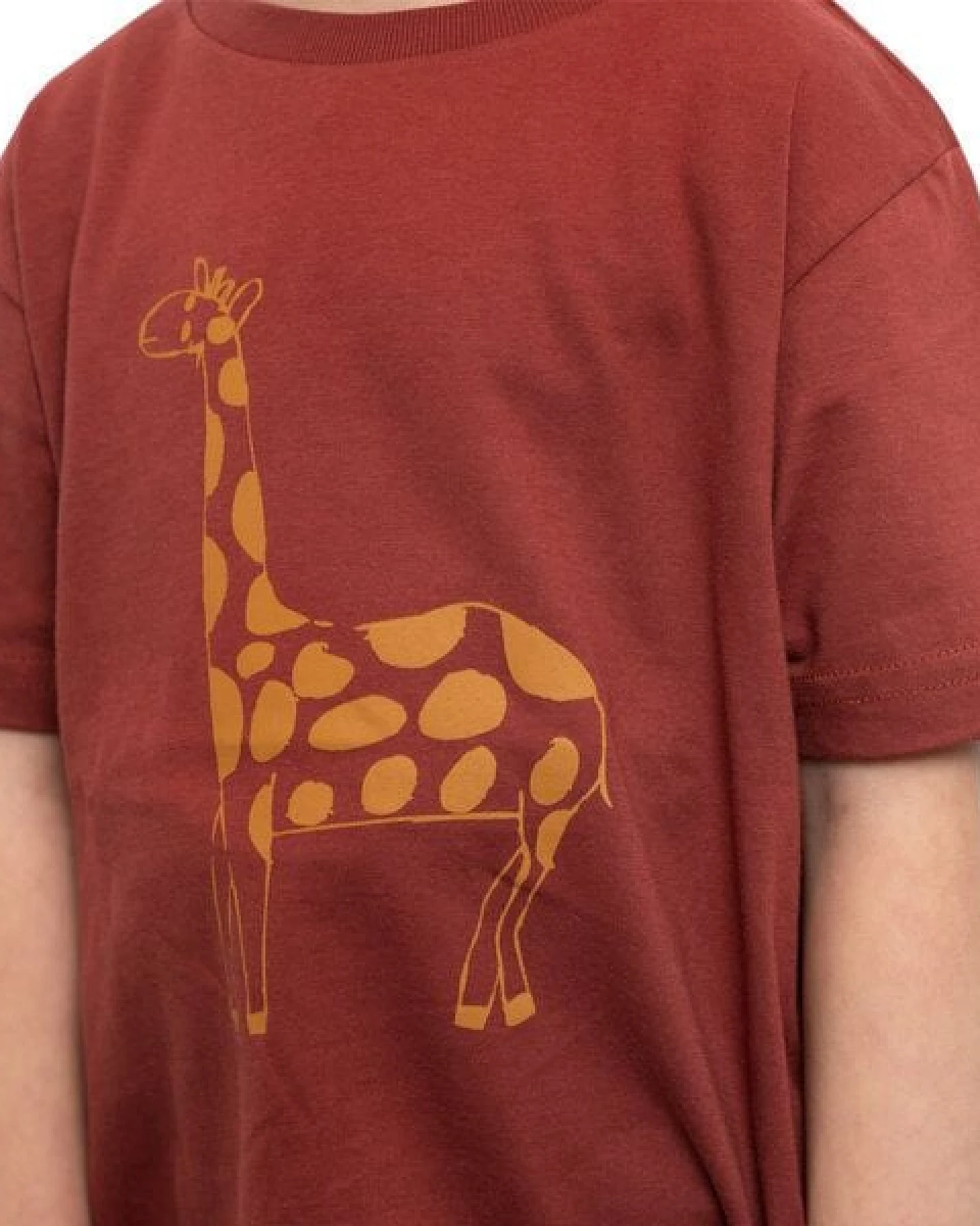 Kipepeo-Clothing Kinder T-Shirt aus Bio-Baumwolle GIRAFFE Marsala Rot. Made in Kenya – Ansicht 3