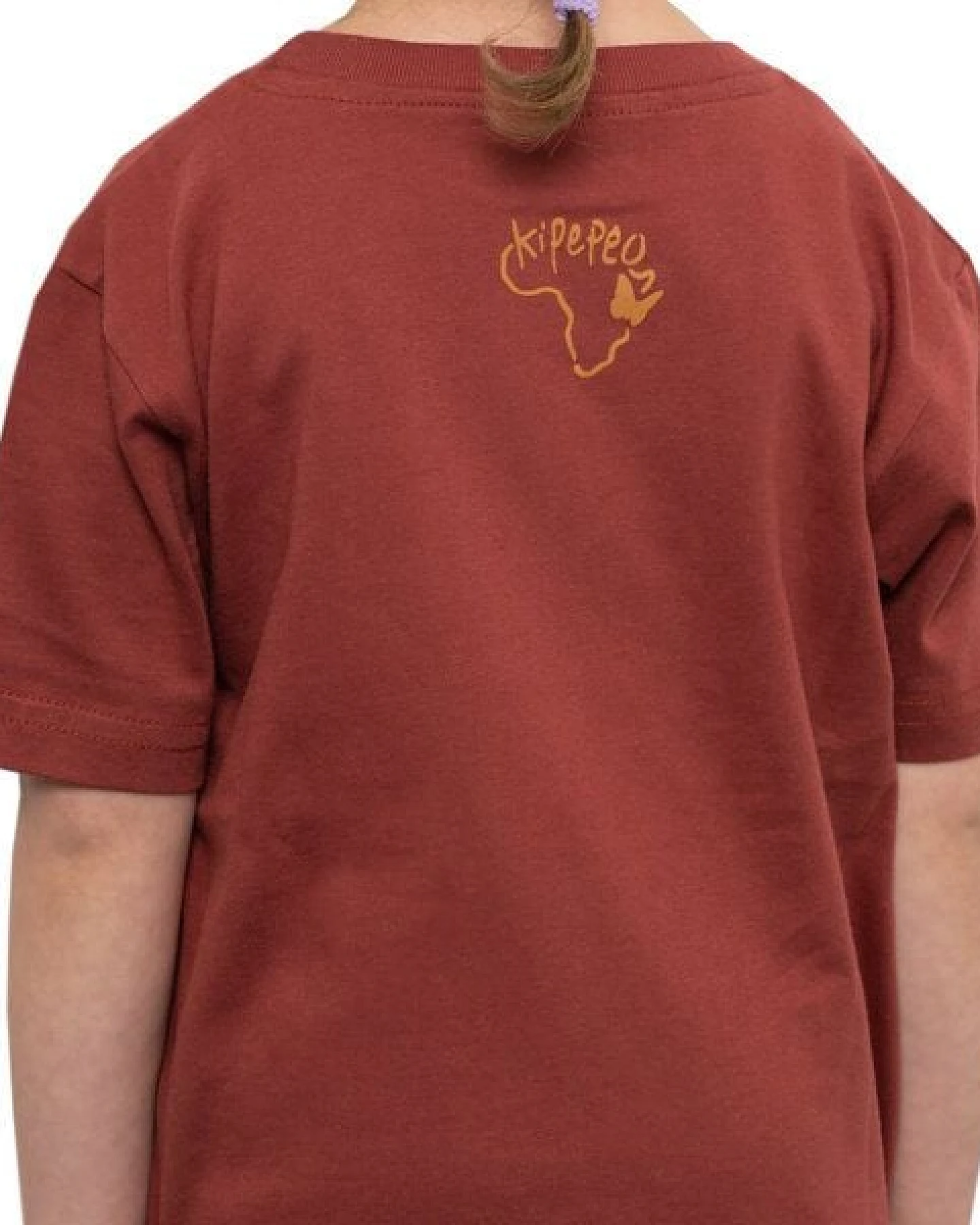 Kipepeo-Clothing Kinder T-Shirt aus Bio-Baumwolle GIRAFFE Marsala Rot. Made in Kenya – Ansicht 4