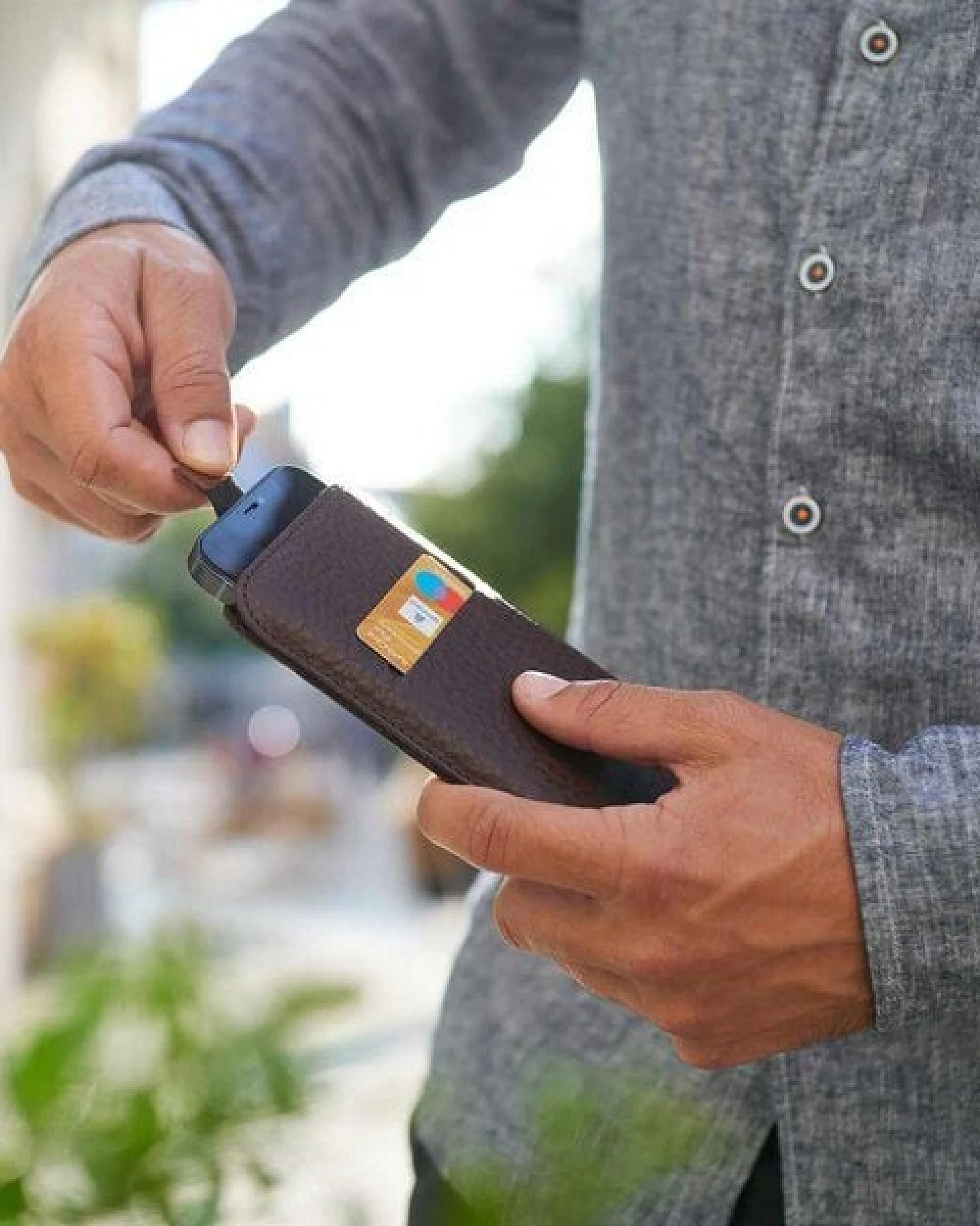 GOOD WILHELM iPhone 16 / 15 / 14 / 13 Hülle HEINRICH aus Vachetta Leder und Wollfilz – Ansicht 2