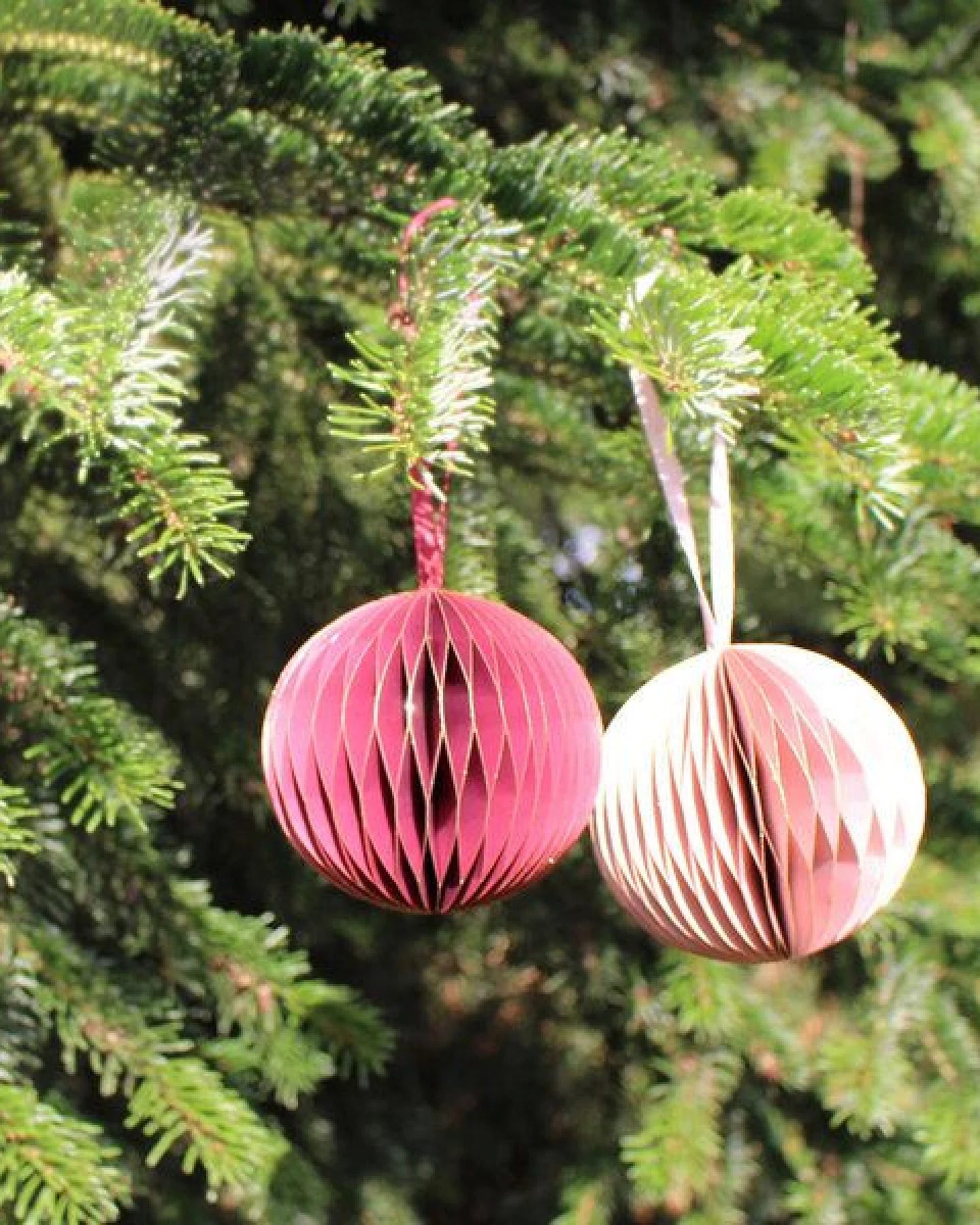 Mitienda Shop Fensterdeko/ Christbaumschmuck aus Papier Kugel Honeycomb – Ansicht 4