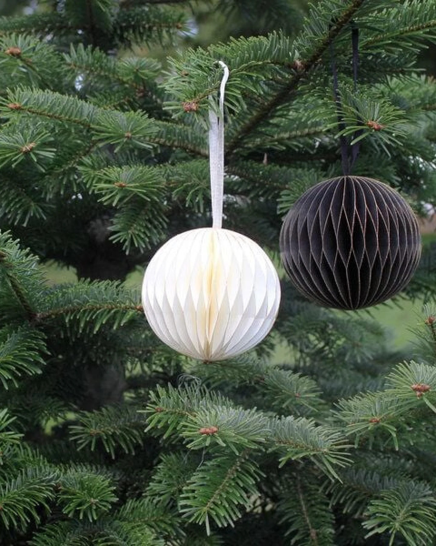 Mitienda Shop Fensterdeko/ Christbaumschmuck aus Papier Kugel Honeycomb – Ansicht 4