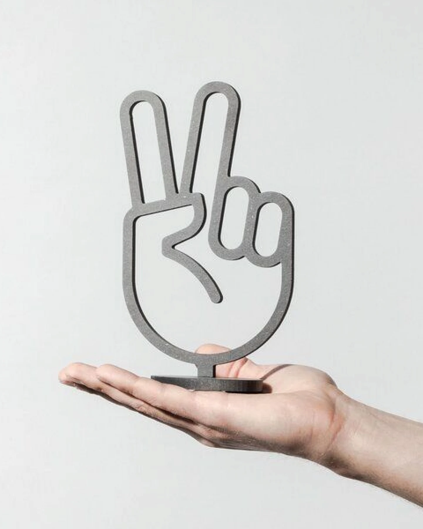 Fyngers Dekorationsobjekt gefräst aus Valchromat - Modell Peace - hergestellt in Deutschland - handverpackt - nachhaltiges Material – Ansicht 4