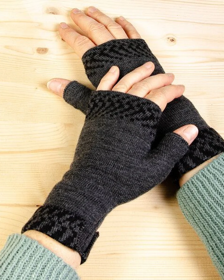 LANARTO slow fashion Pulswärmer Muster 'Pixel' zweifarbig gestrickt aus mulesingfreier Merinowolle