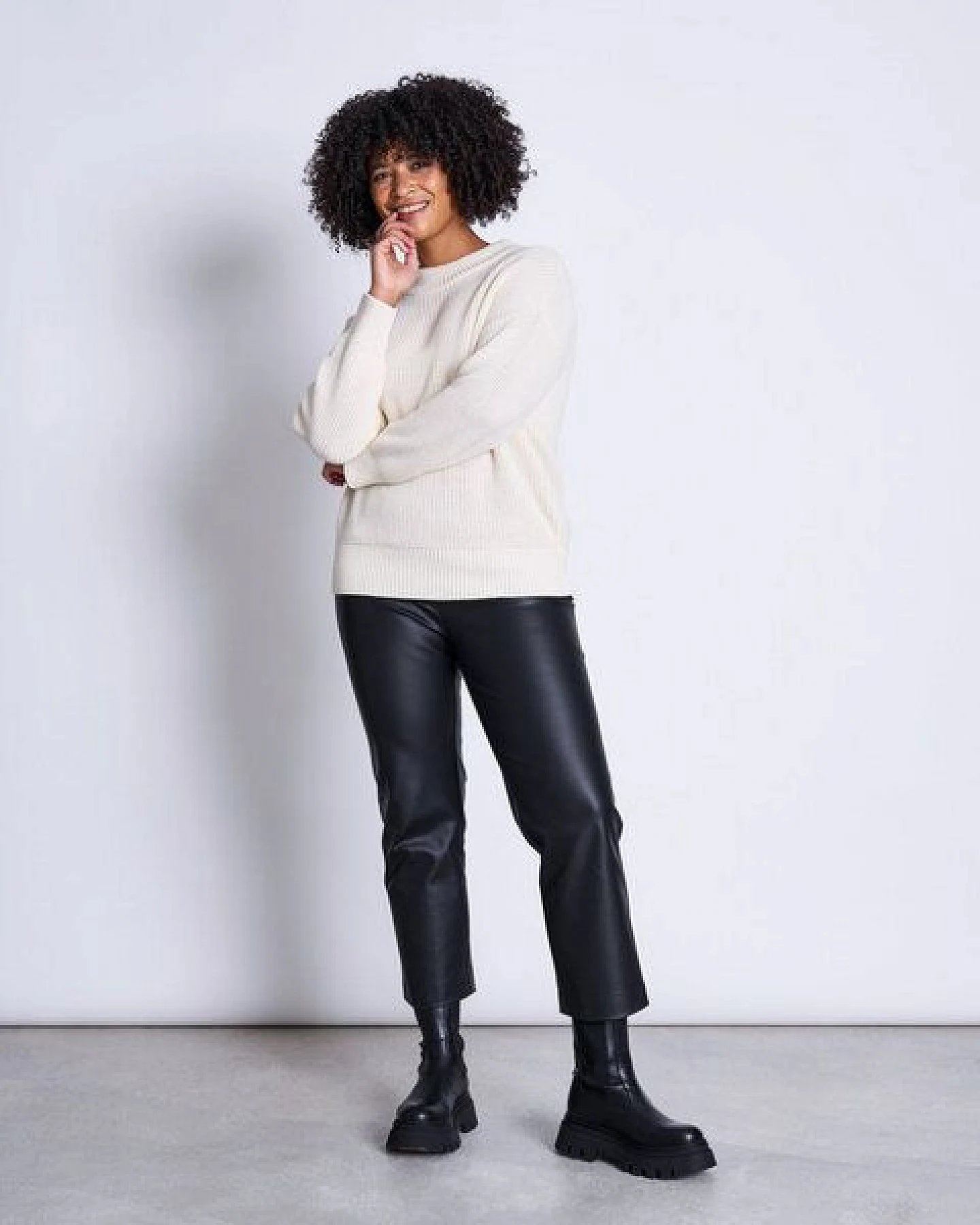 JAN N JUNE Vegane Hose aus beschichtetem Jersey – Ansicht 4