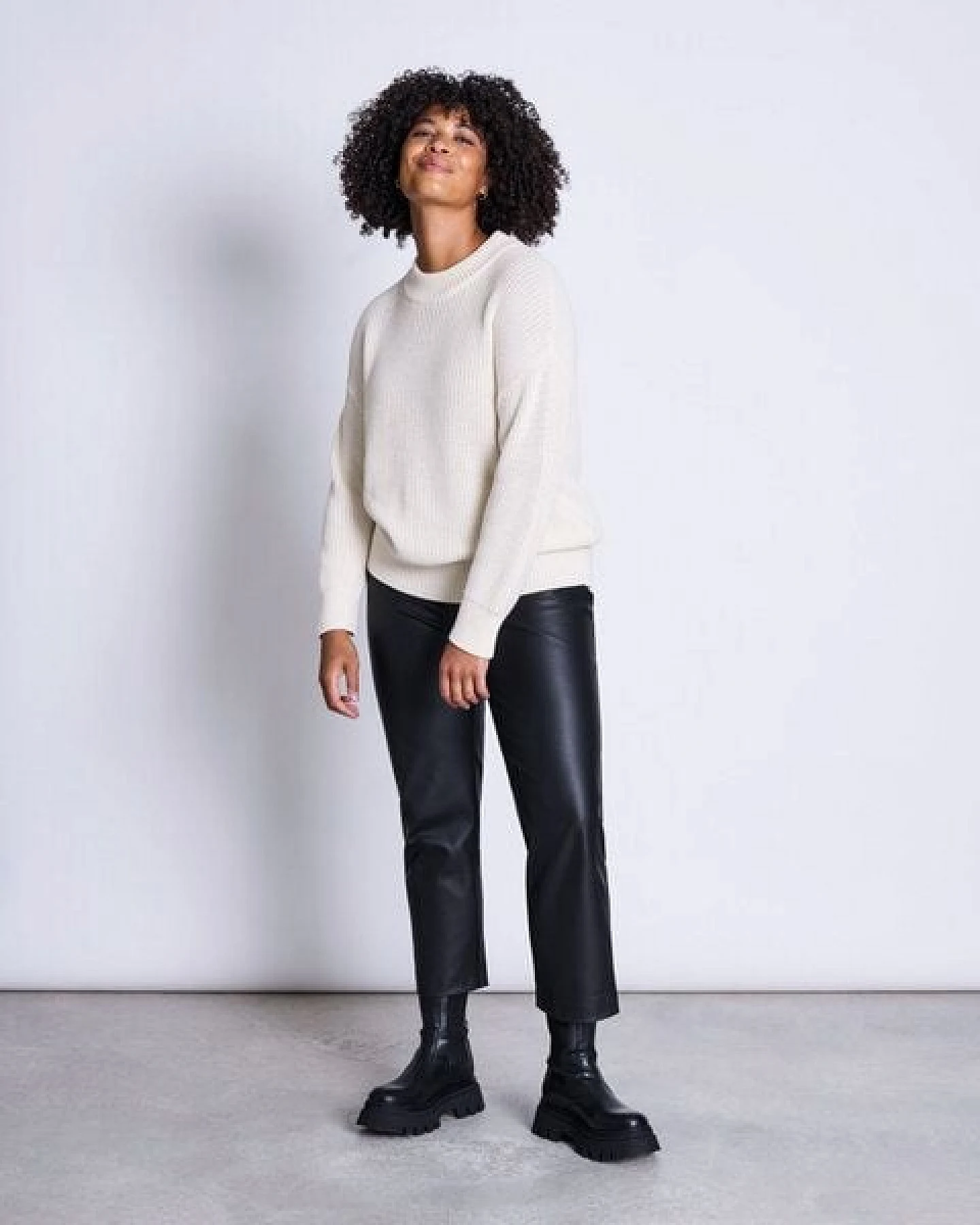 JAN N JUNE Vegane Hose aus beschichtetem Jersey – Ansicht 2