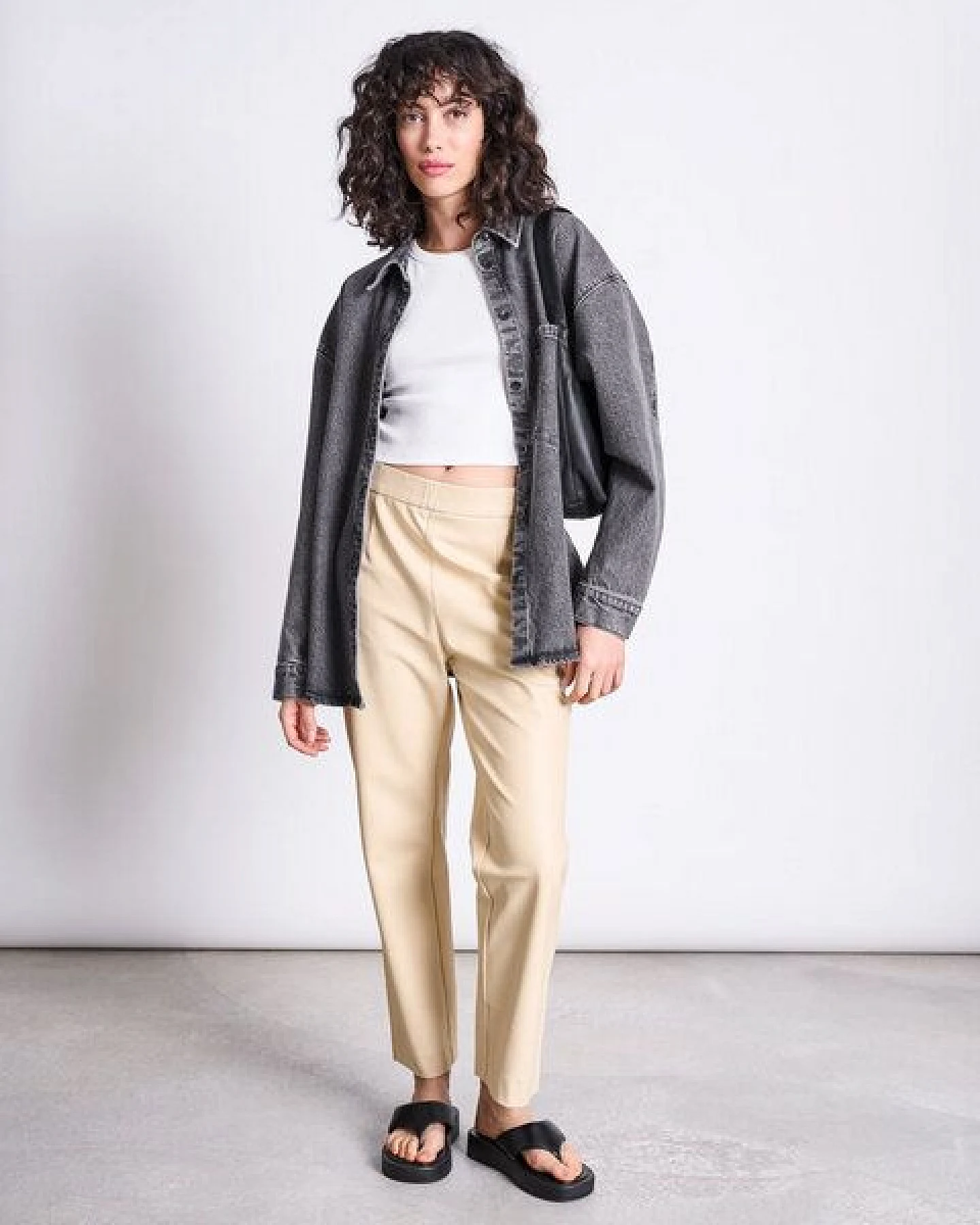JAN N JUNE Vegane Hose aus beschichtetem Jersey – Ansicht 3
