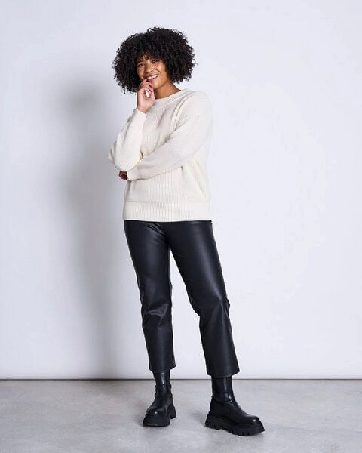 JAN N JUNE Vegane Hose aus beschichtetem Jersey – Ansicht 4