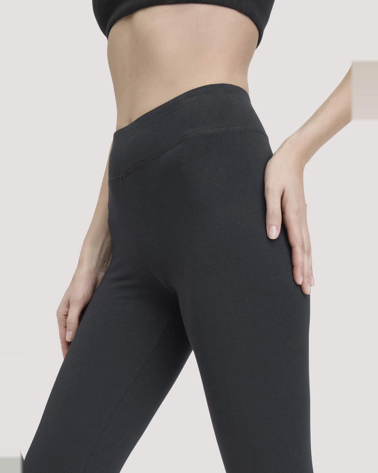 hessnatur Loungewear Leggings Medium Cut ACTIVE LIGHT aus Bio-Baumwolle - schwarz - Größe M/l – Ansicht 3