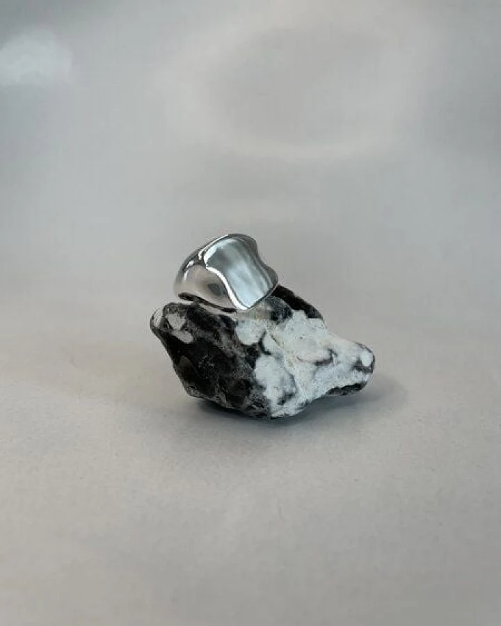 noemvri fashion label asymmetrischer Siegelring