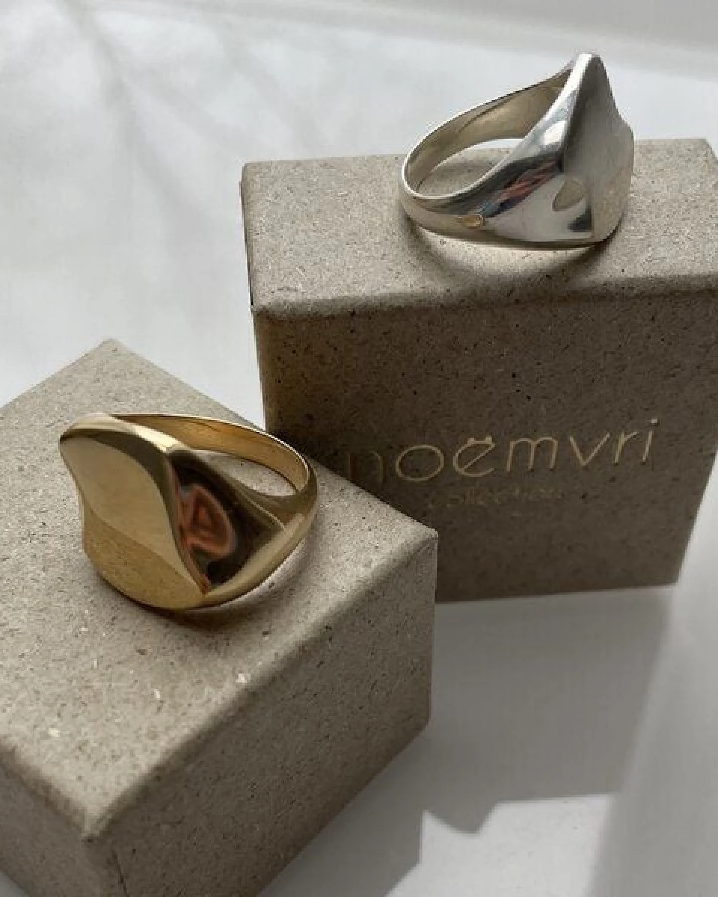 noemvri fashion label asymmetrischer Siegelring – Ansicht 4