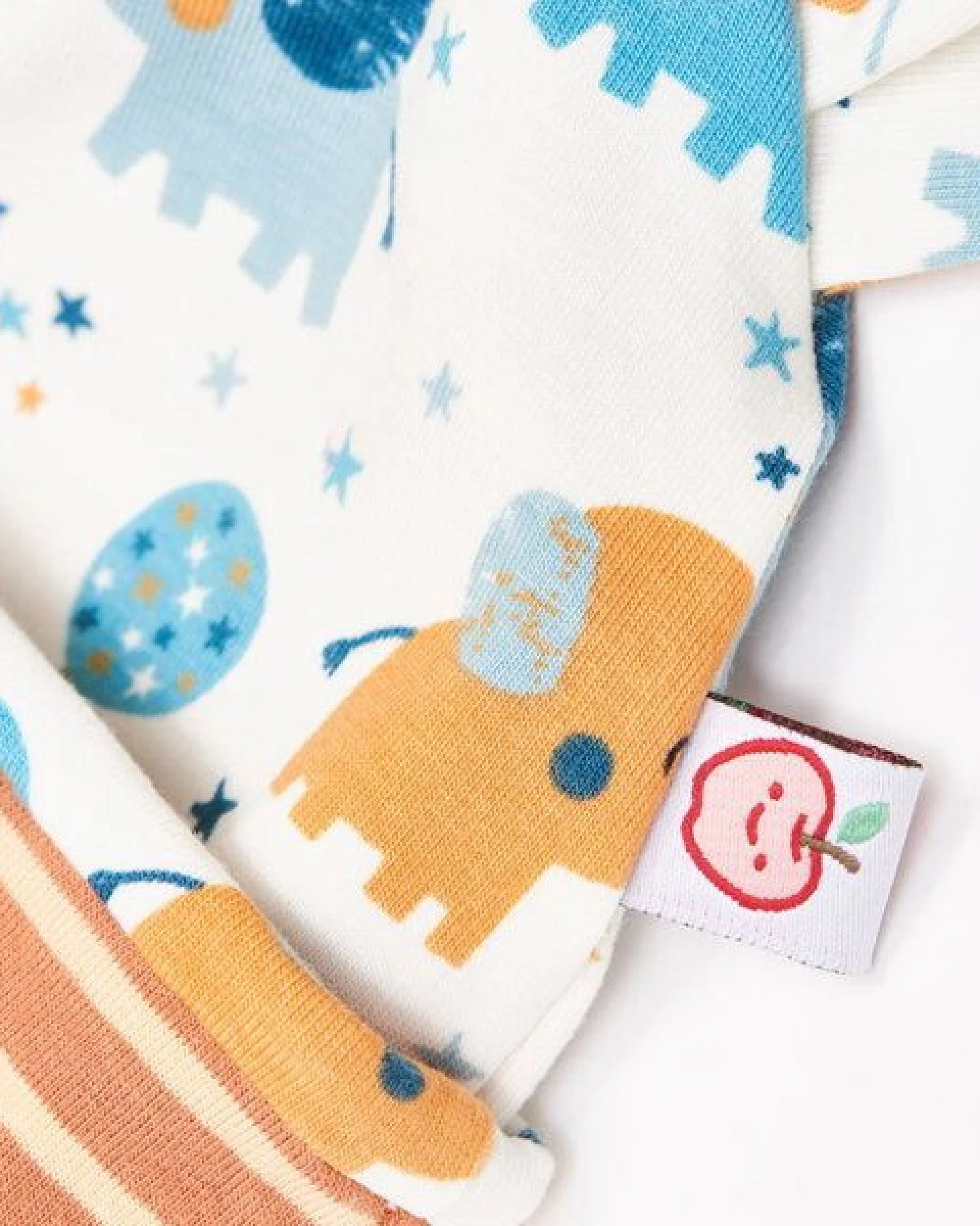 Cheeky Apple Gefüttertes Bio-Häubchen mit Bärenohren "Babyelefant|Streifen Caramell" – Ansicht 4