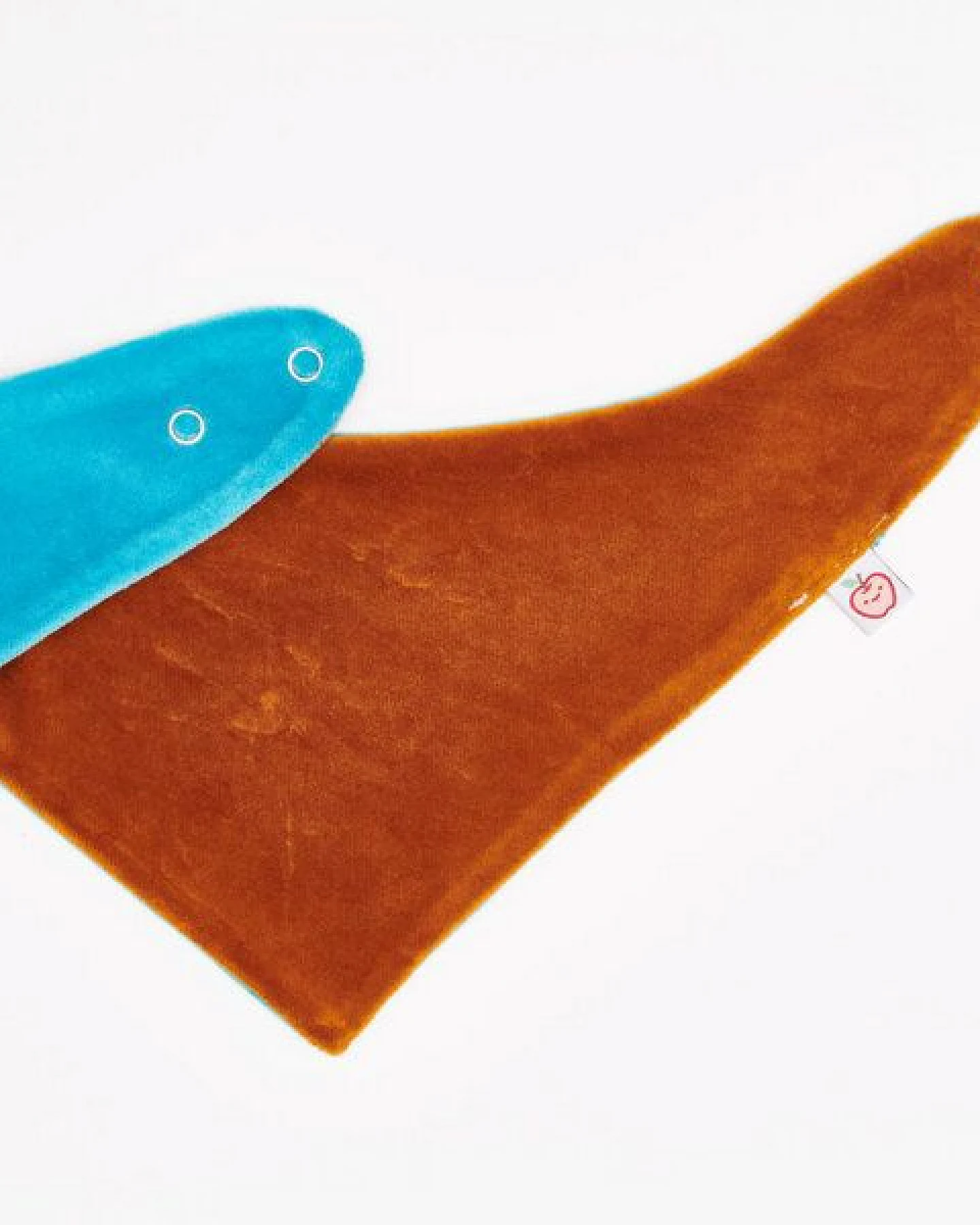 Cheeky Apple Wendbares Bio-Dreieckstuch "Nicki Caramell|Nicki Pagoda Blue" – Ansicht 2