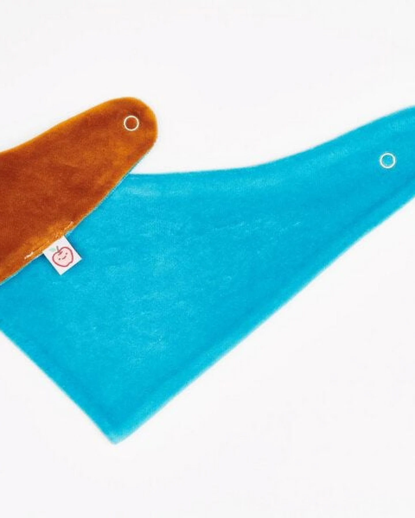 Cheeky Apple Wendbares Bio-Dreieckstuch "Nicki Caramell|Nicki Pagoda Blue" – Ansicht 4