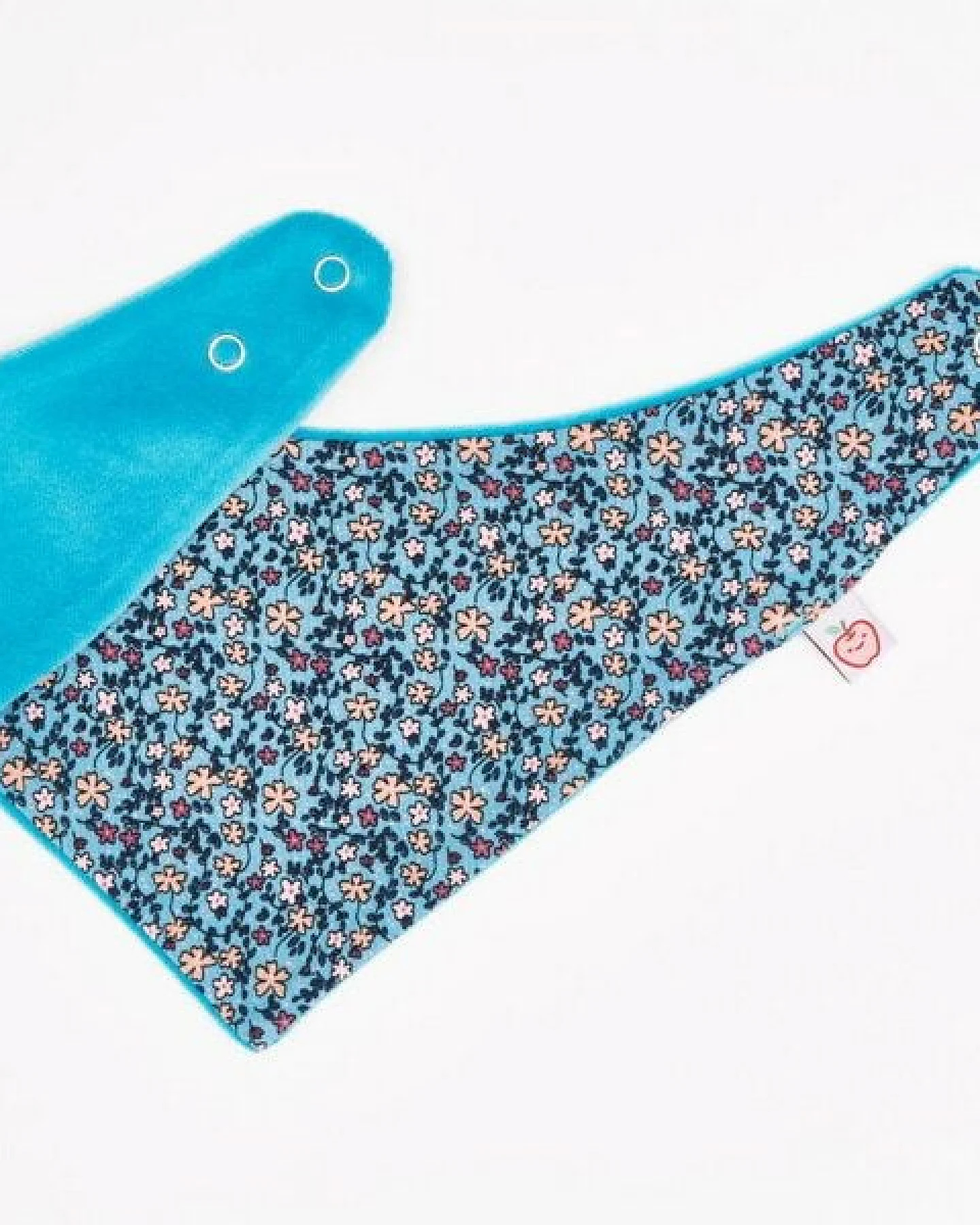 Cheeky Apple Wendbares Bio-Dreieckstuch "Missy Flower|Nicki Pagoda Blue" – Ansicht 2