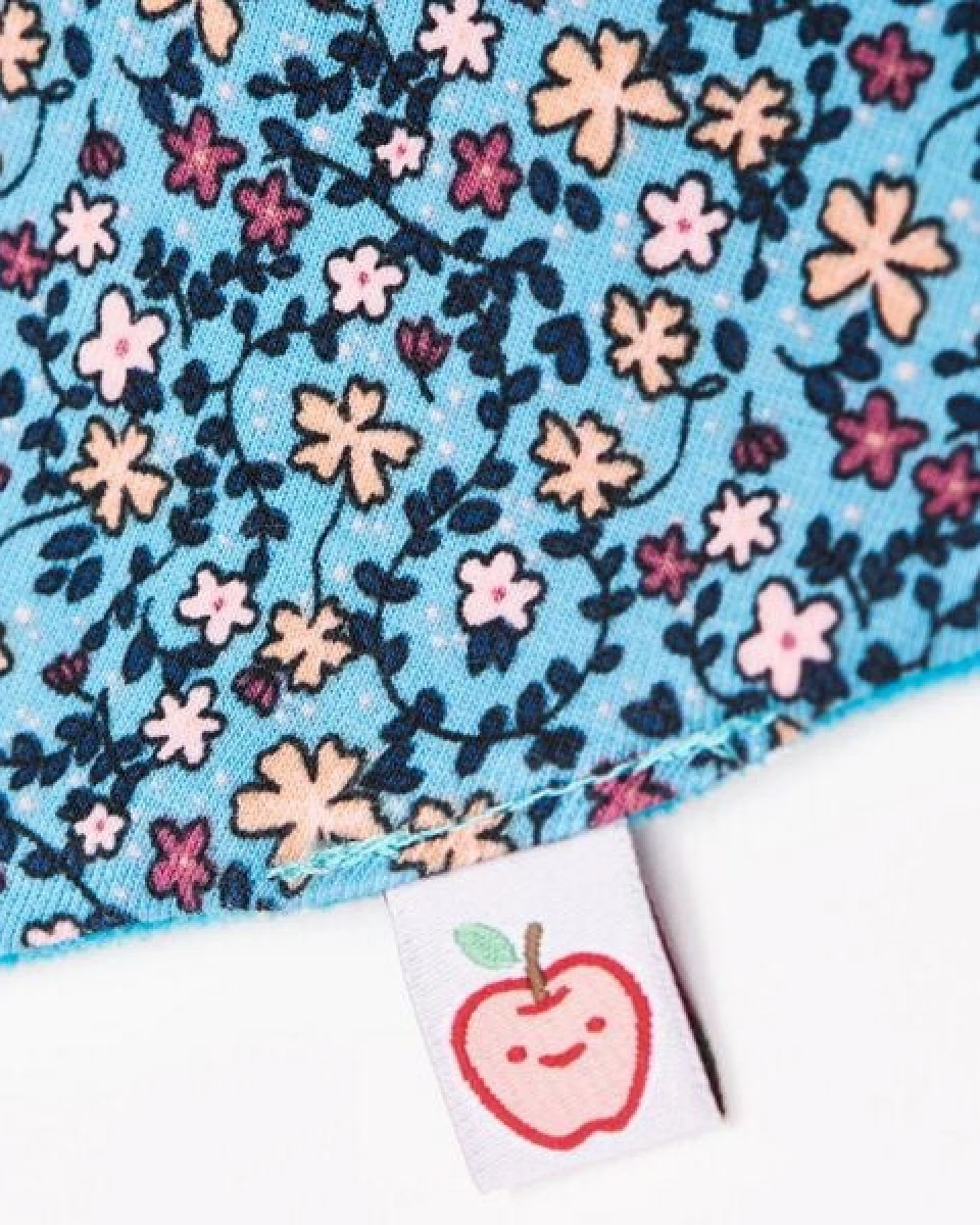 Cheeky Apple Wendbares Bio-Dreieckstuch "Missy Flower|Nicki Pagoda Blue" – Ansicht 3