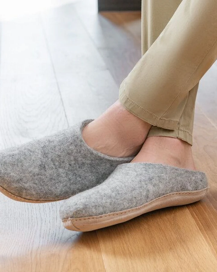 naturling Filz Herren Hausschuhe mit weicher Ledersohle