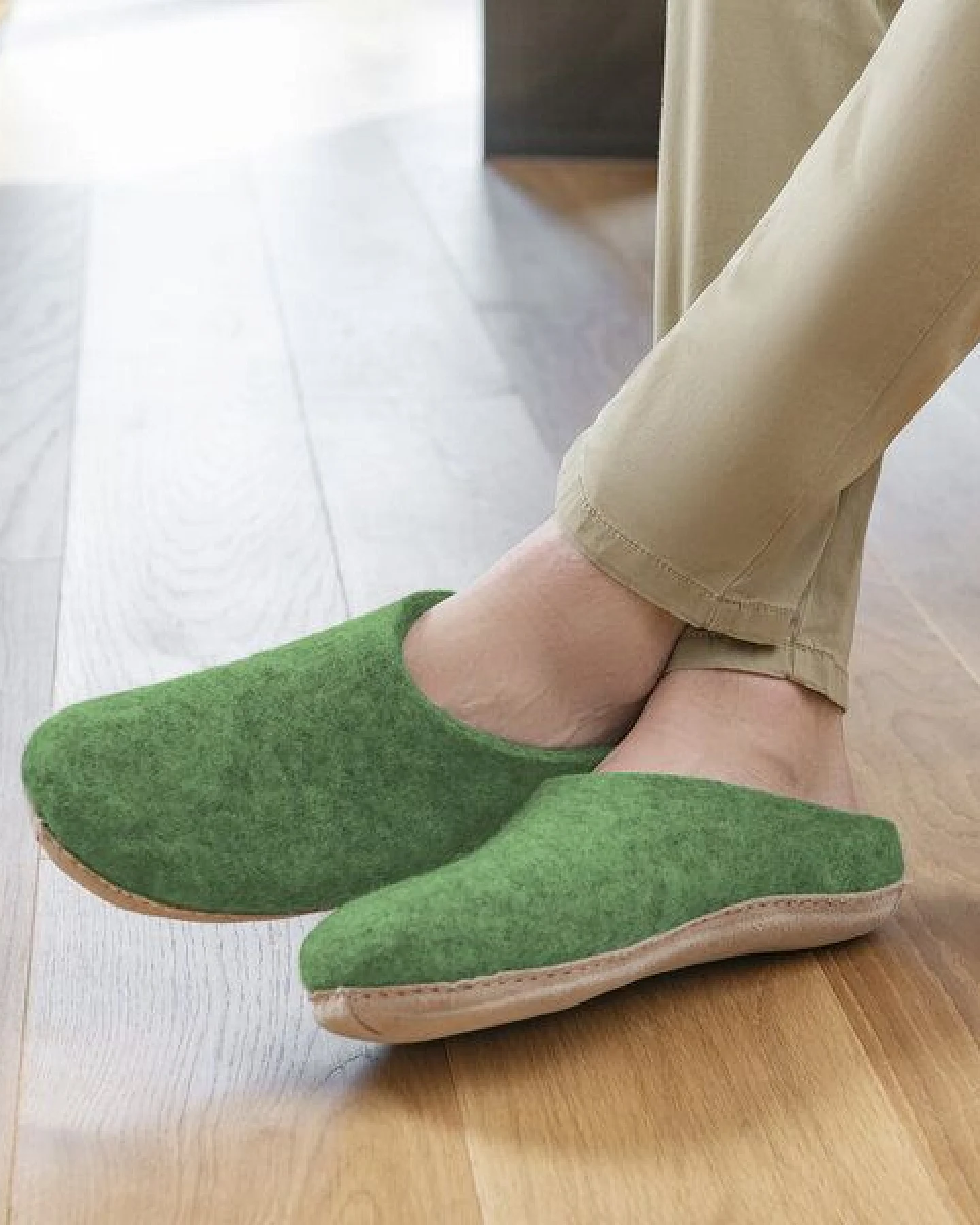 naturling Filz Herren Hausschuhe mit weicher Ledersohle – Ansicht 3