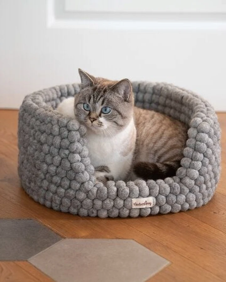 naturling Filzkugel Katzenliege 40x20cm doppellagig aus 100% Schurwolle