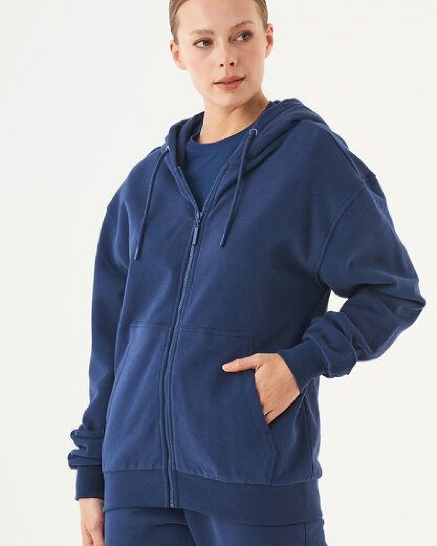 ORGANICATION ESSENTIALS-JUNDA-Unisex Soft Touch Sweatjacke aus Bio-Baumwolle – Ansicht 3