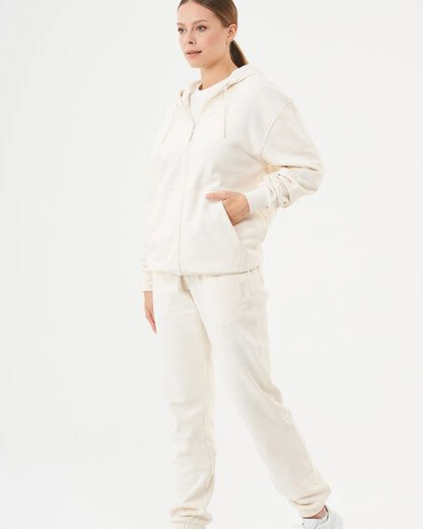 ORGANICATION ESSENTIALS-JUNDA-Unisex Soft Touch Sweatjacke aus Bio-Baumwolle – Ansicht 2