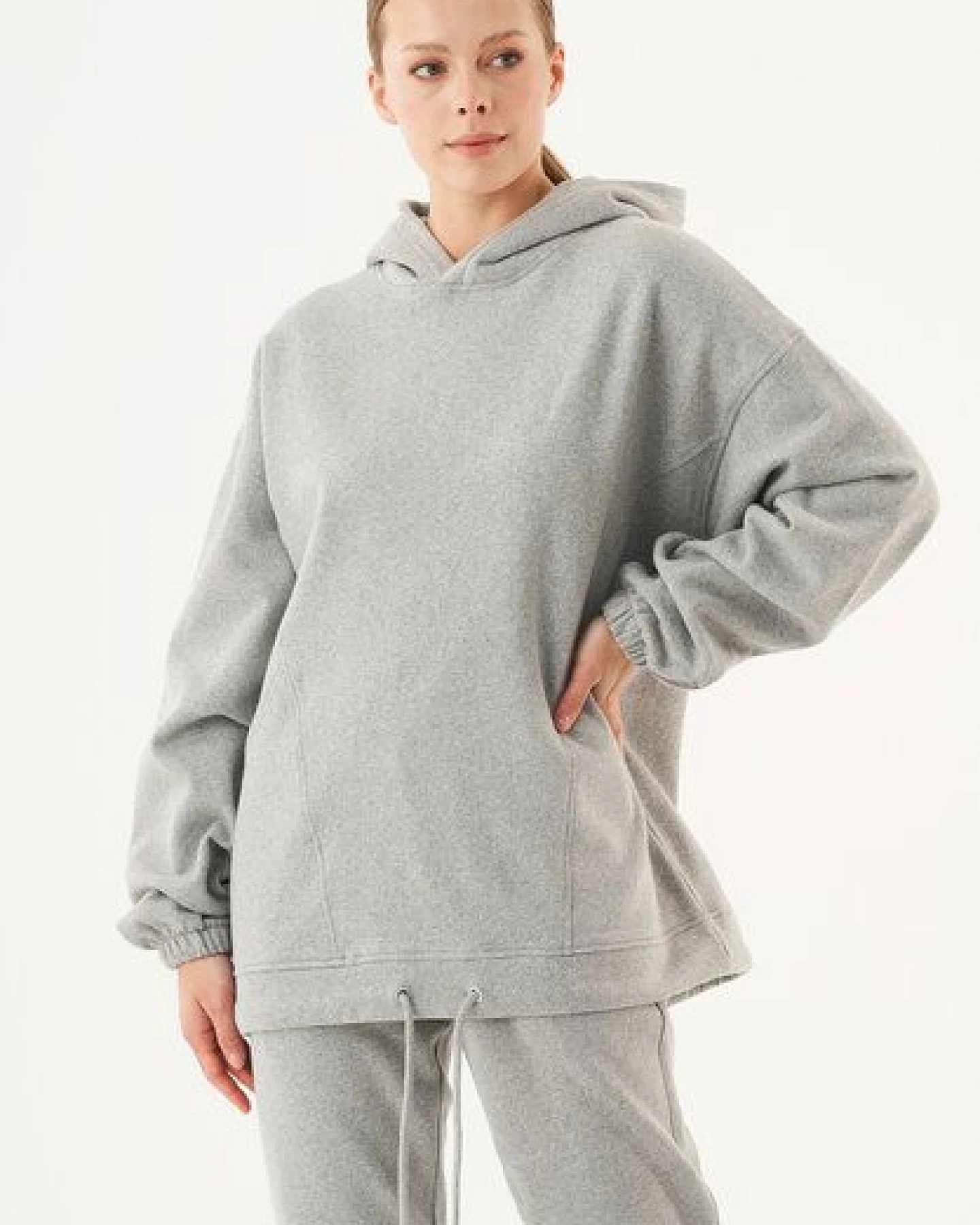 ORGANICATION ESSENTIALS-HANDE- Soft Touch Oversize Hoodie aus Bio-Baumwolle – Ansicht 3